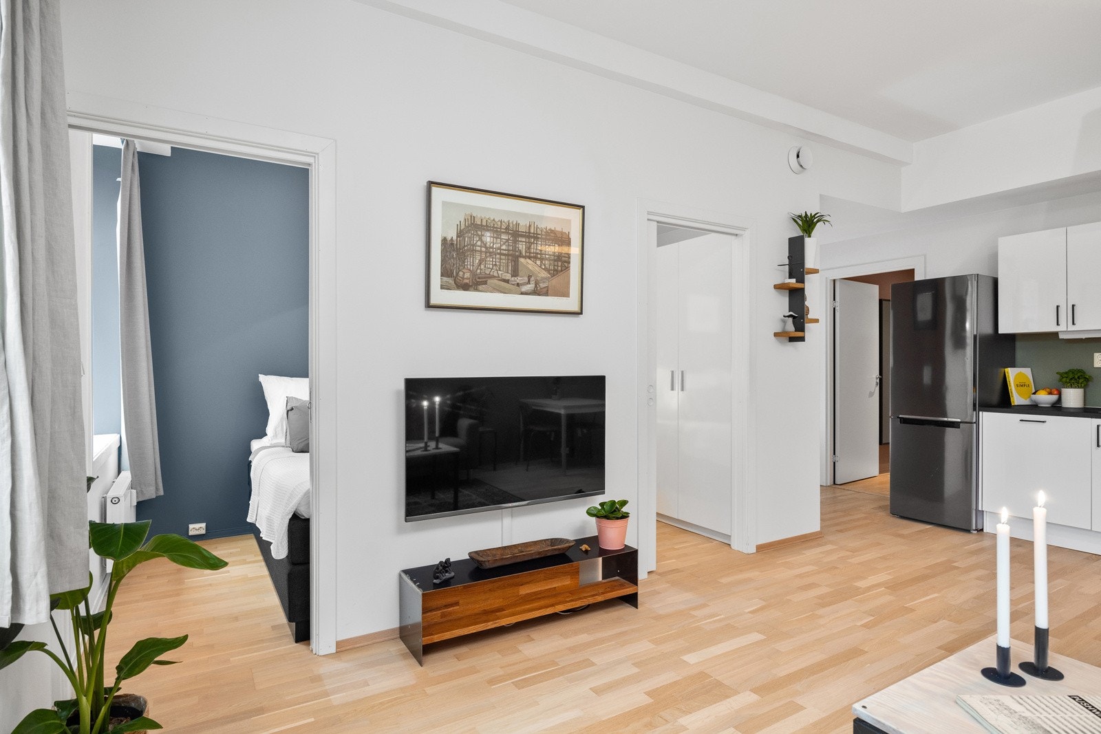 Skyvedører inn til soverom er plassbesparende og praktisk. Galleribilde