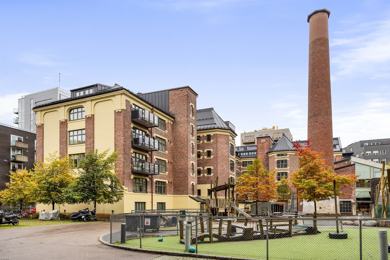 Flott, avlåst bakgård. Galleribilde