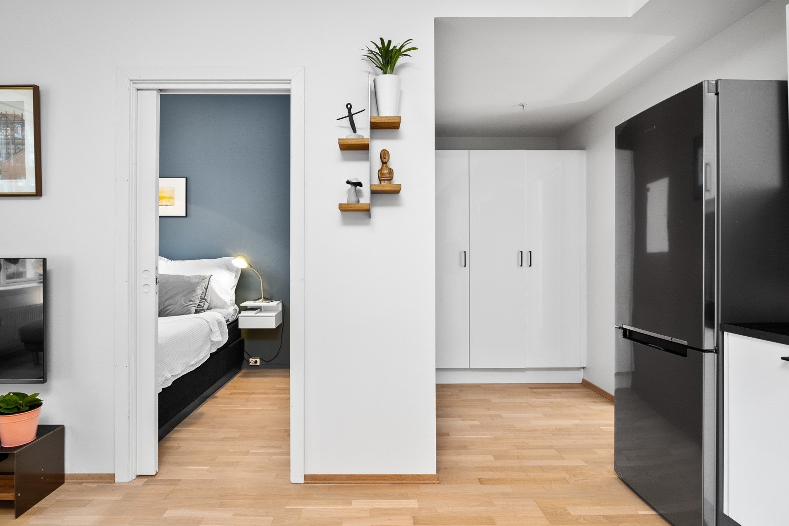 Gang mellom entré og kjøkken. Galleribilde