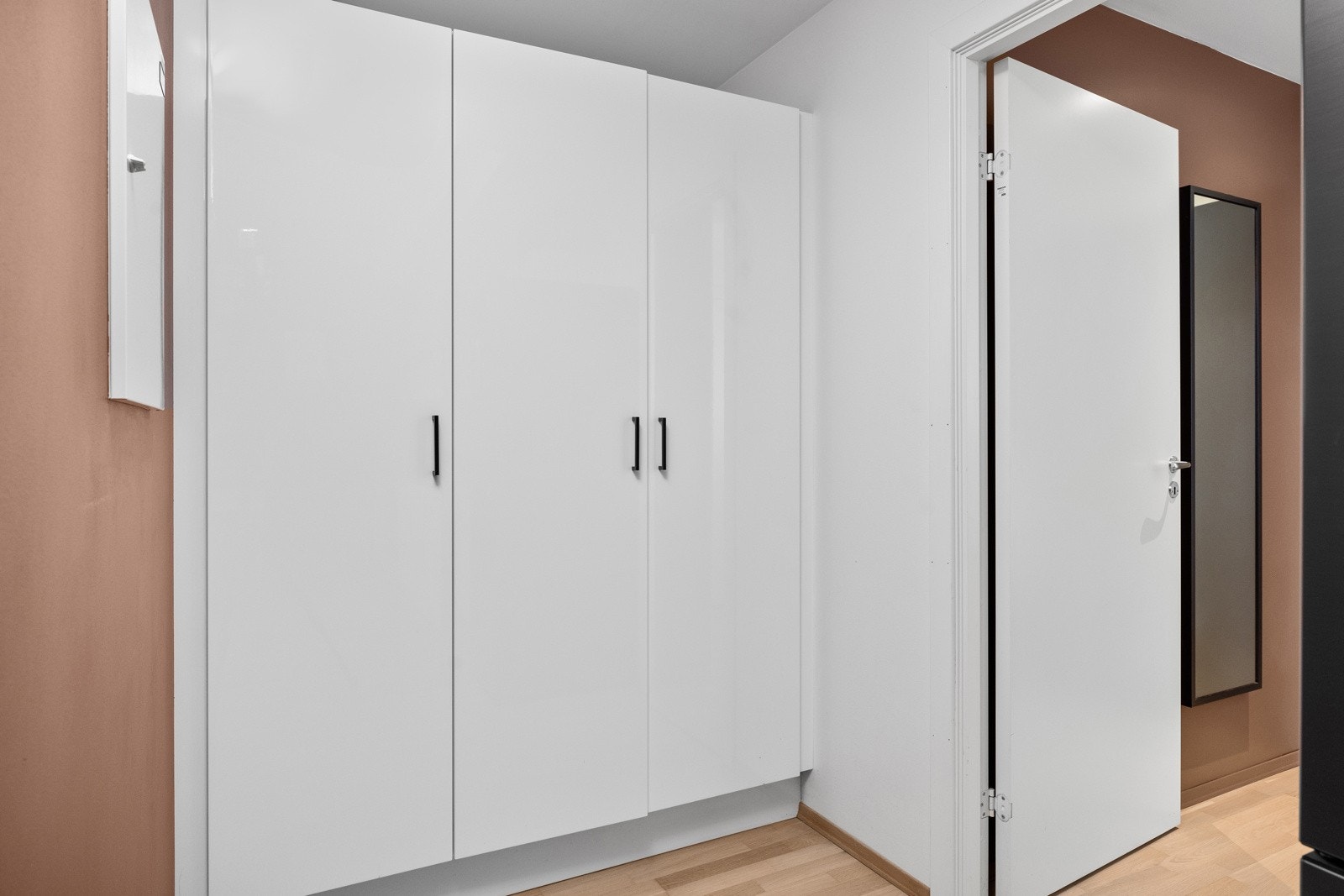 Godt med oppbevaringsplass i stort garderobeskap. Galleribilde