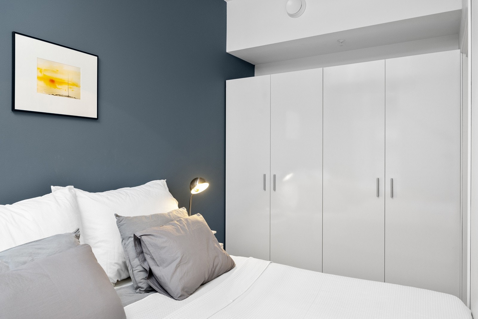 Godt med oppbevaringsplass i garderobeskap. Galleribilde