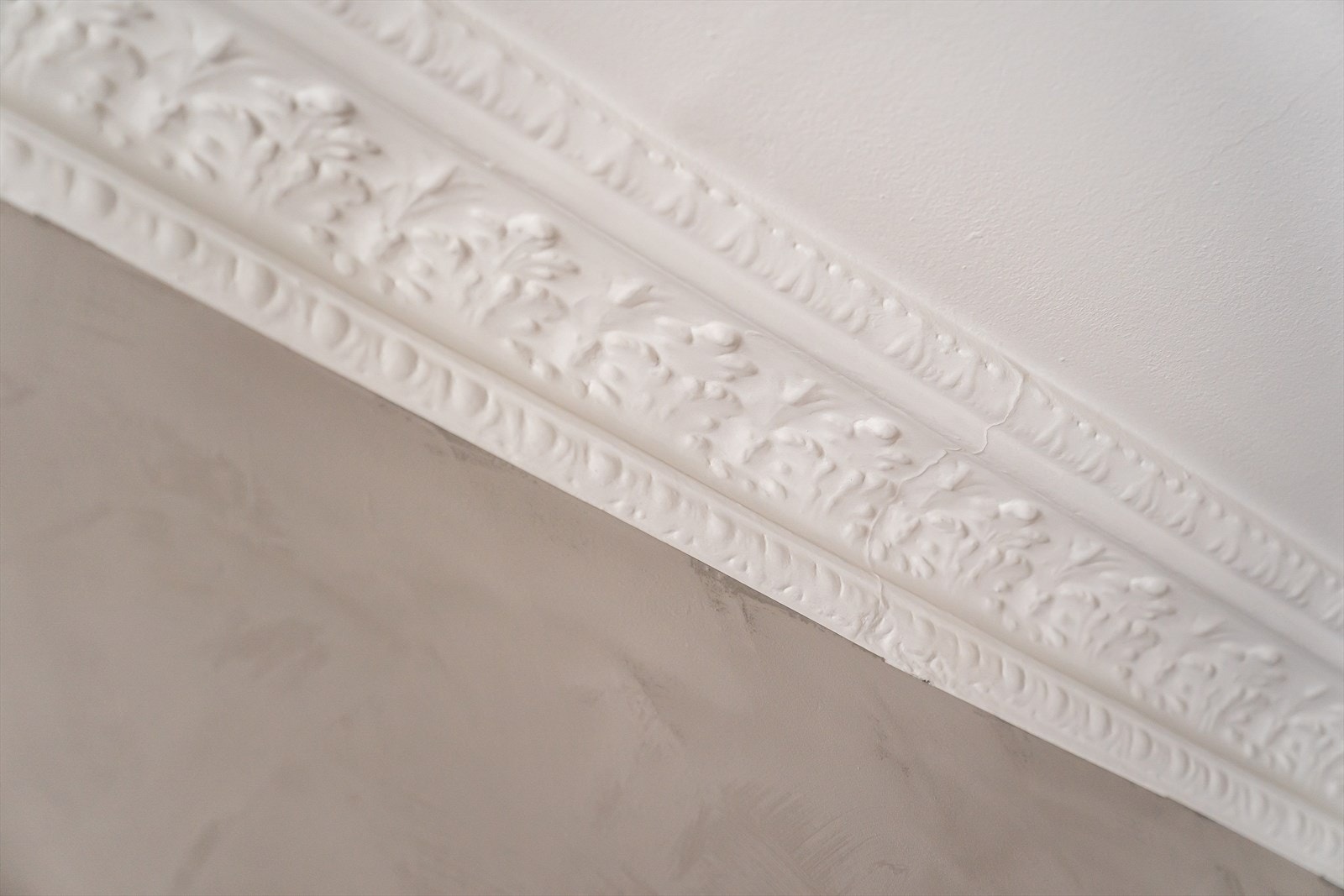 Flotte originale stukkaturlister og rosett i stue og på soverom. Galleribilde