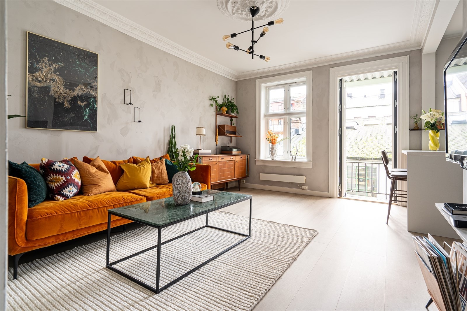 Denne klassiske 2-romsen ligger høyt og fritt til i tredje etasje, omgitt av frodige grøntområder og sjarmerende bygårdsfasader. Galleribilde