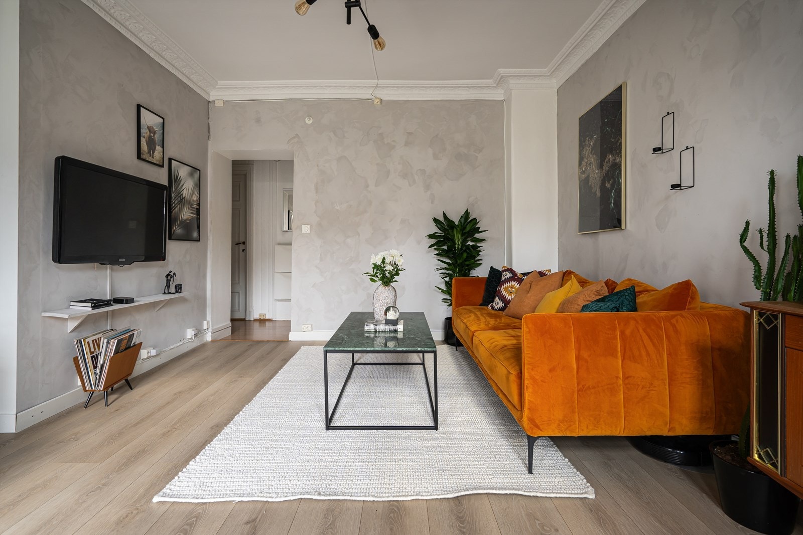 De store vinduene slipper inn rikelig med naturlig lys, noe som skaper en luftig atmosfære. Galleribilde