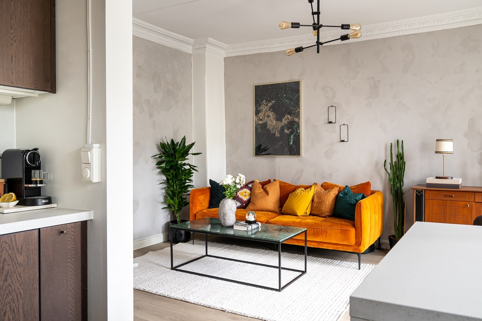 Lys og romslig stue med direkte utgang til sørvendt balkong, perfekt for både sofakrok og spiseplass. Galleribilde