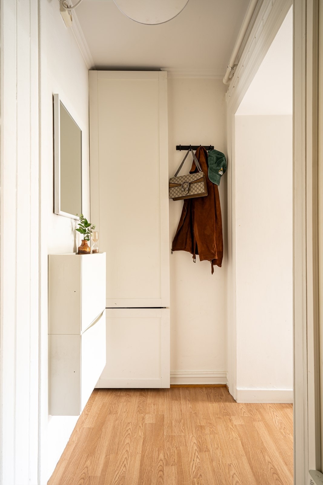 En egen nisje for yttertøy gir et ryddig førsteinntrykk, og rommet har plass til ytterligere oppbevaringsmøbler etter behov. Galleribilde