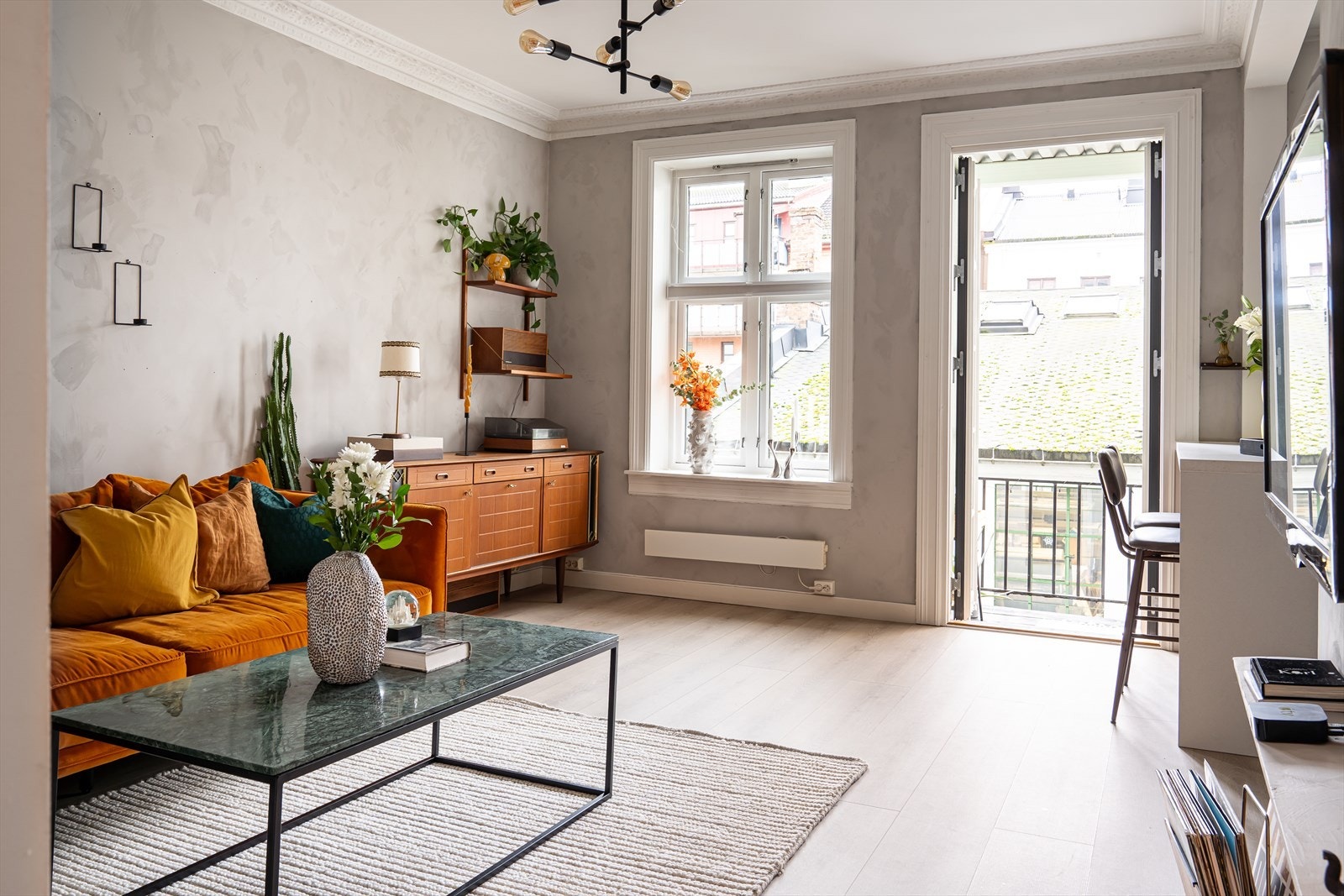 Klassisk stukkatur og rosett gir et elegant preg, sammen med de kalkmalte veggene som tilfører et moderne uttrykk. Galleribilde