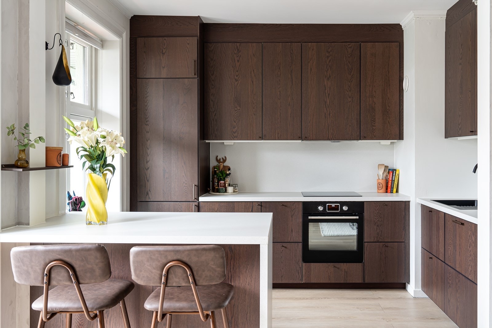 Kjøkkenøyen gir ekstra arbeidsplass og fungerer også som en praktisk spiseplass. Galleribilde