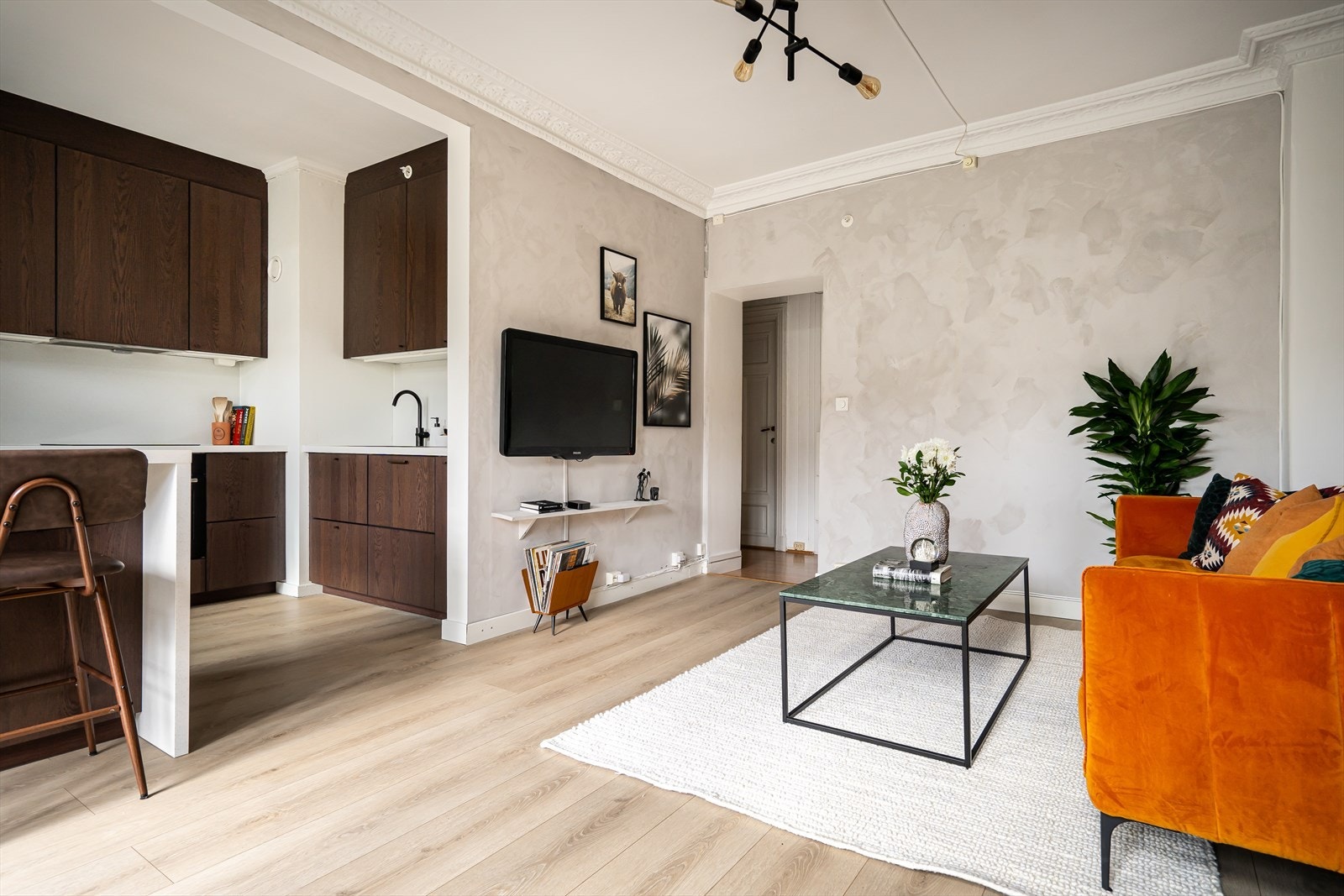 Den åpne løsningen mot stuen skaper en sosial atmosfære, hvor du kan lage mat og samtidig holde samtalen i gang med gjester. Galleribilde