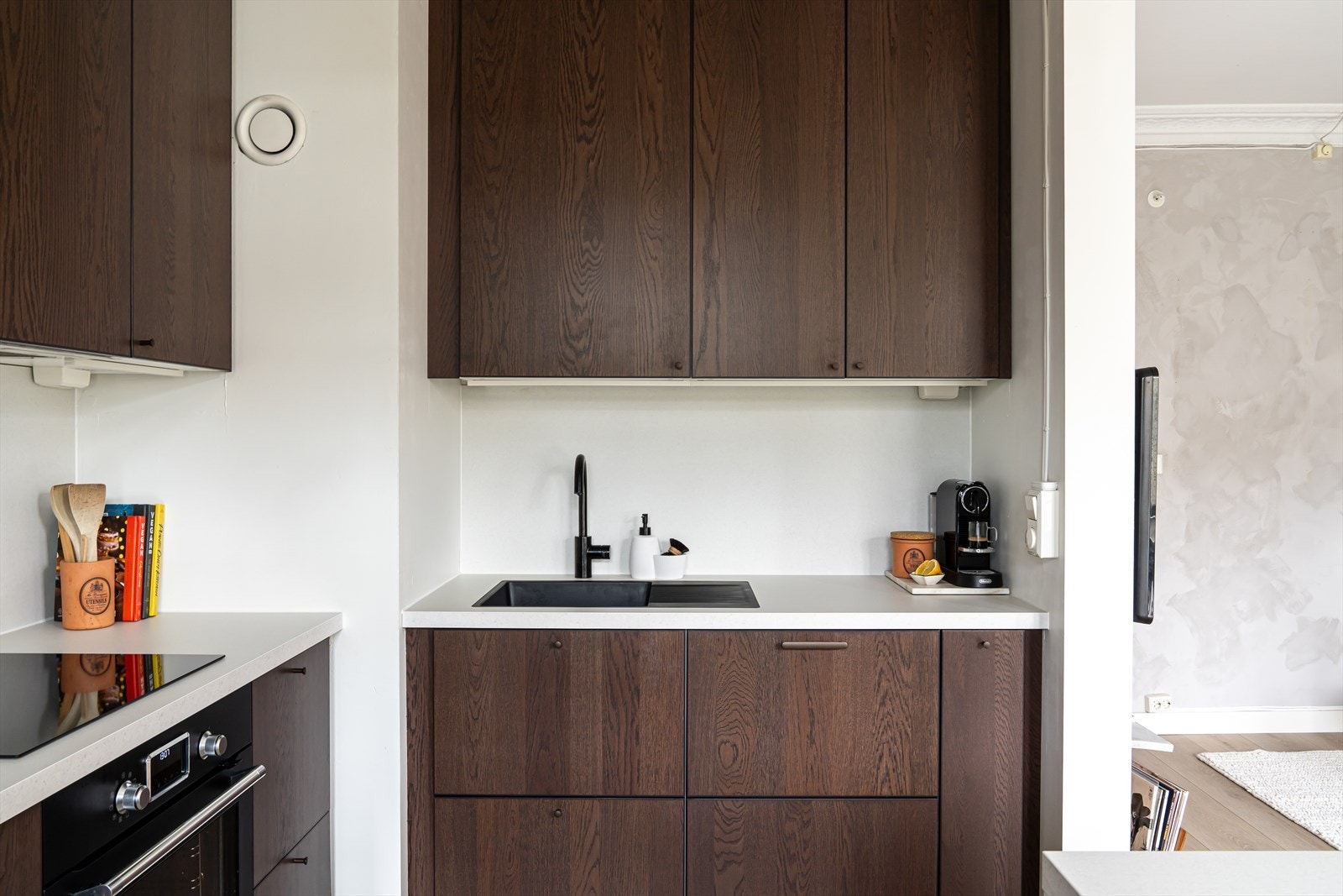 Kjøkkenet fra 2023 har et stilrent og moderne design med rikelig skap- og benkeplass, perfekt for matlaging og oppbevaring. Alle integrerte hvitevarer følger med i handelen. Galleribilde