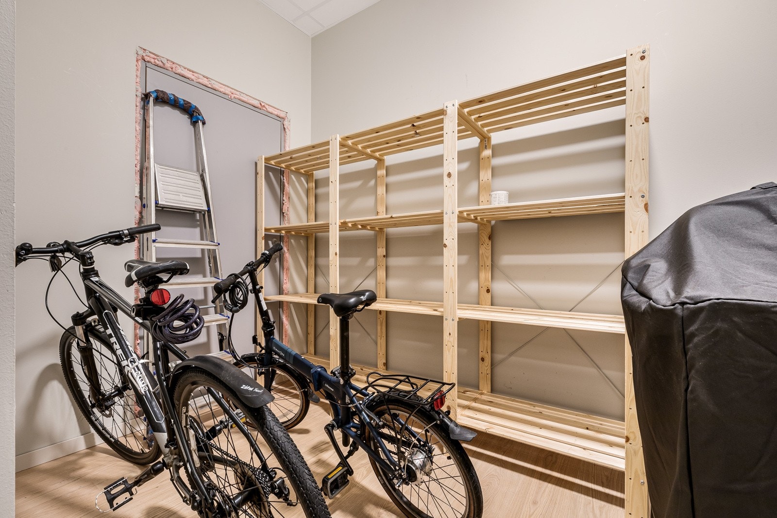 Veldig kjekt med en stor sportsbod på skrått over gangen Galleribilde