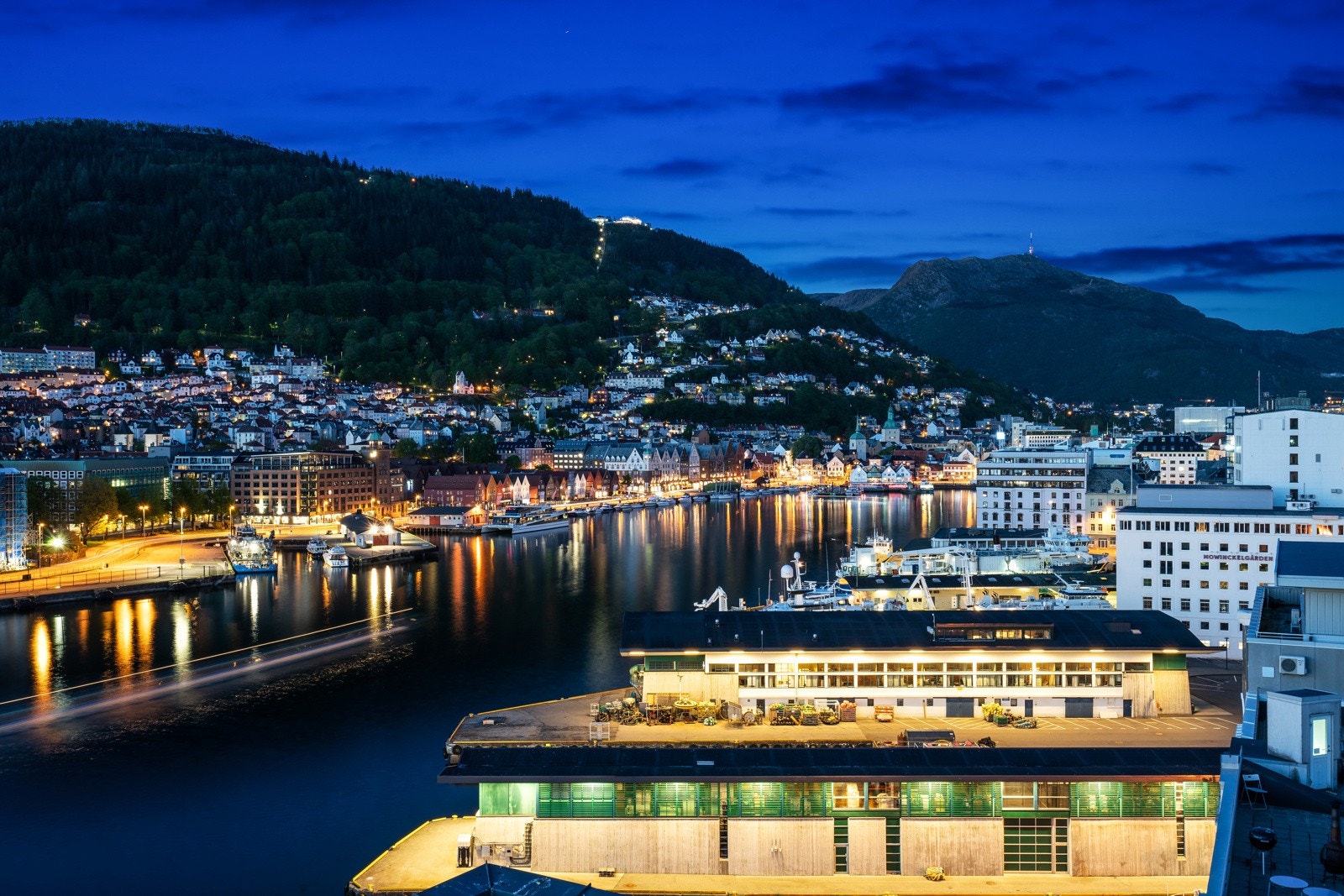 Nyt Bergen havn og Vågne fra orkesterplass, her føler man sentrums pulserende liv på kroppen i behagelig distanse Galleribilde