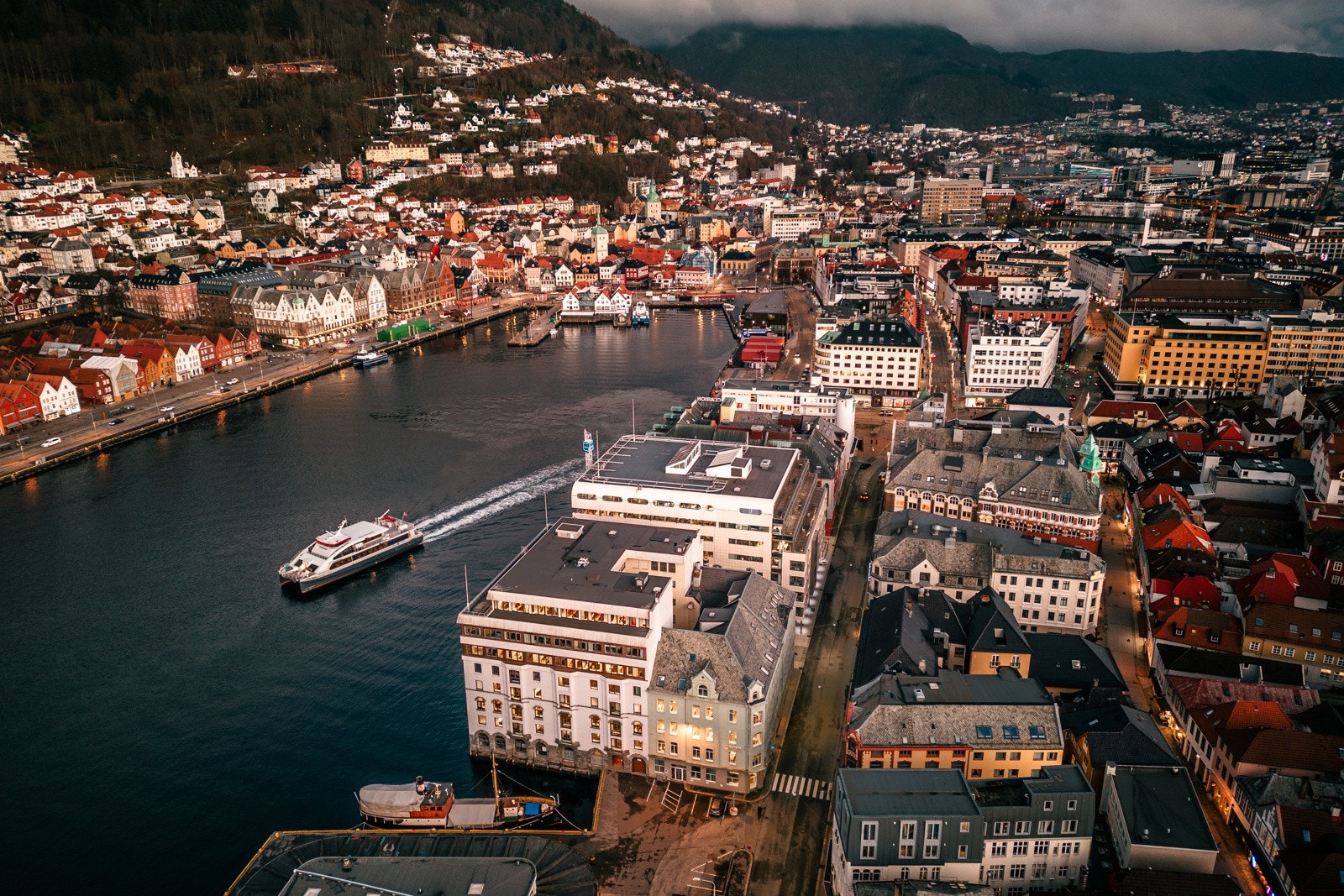 Her kan man bo ved Vågens bredder med orkesterplass til Bryggen og Byfjellene Galleribilde