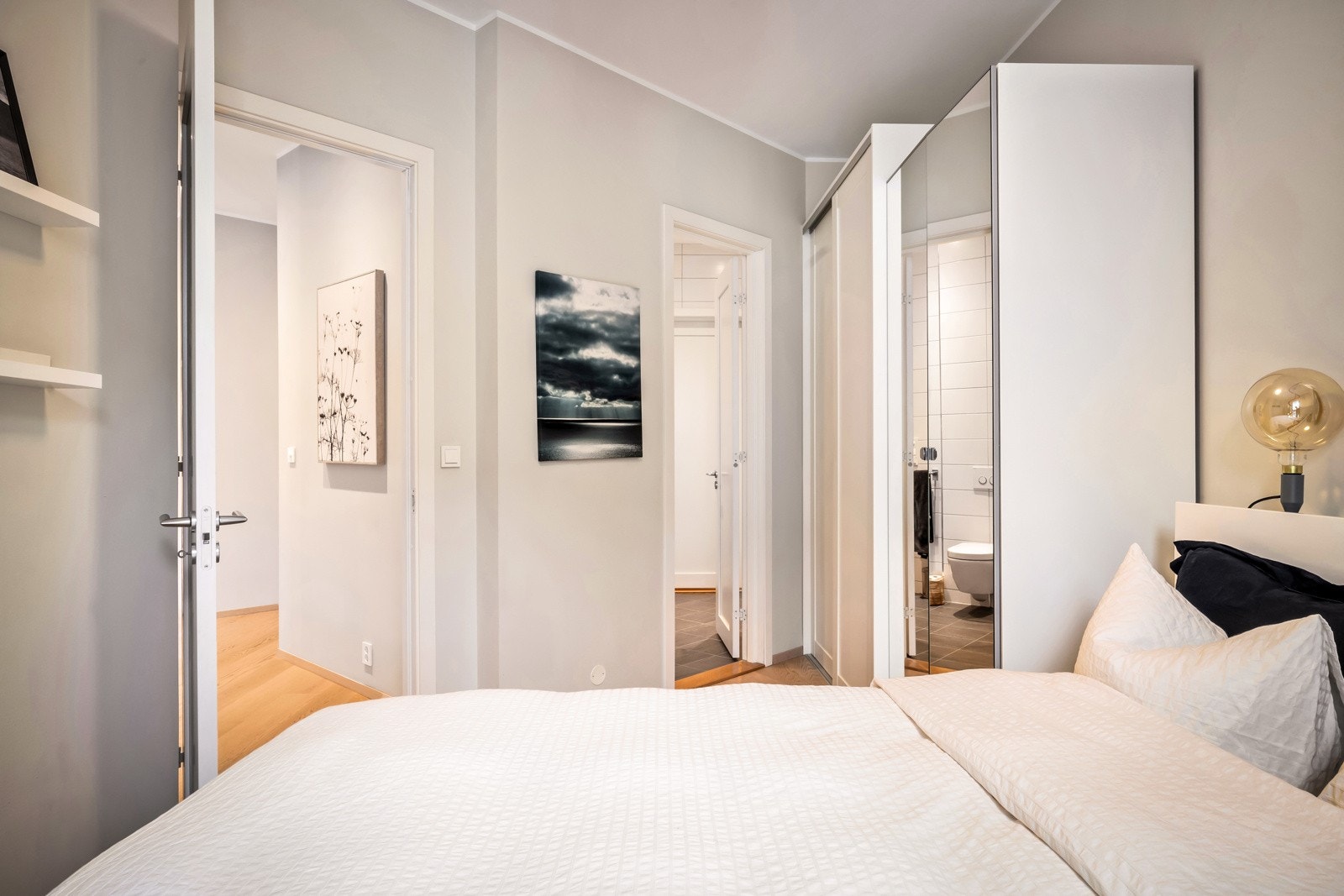 Hovedsoverom med inngang til hovedbadet Galleribilde