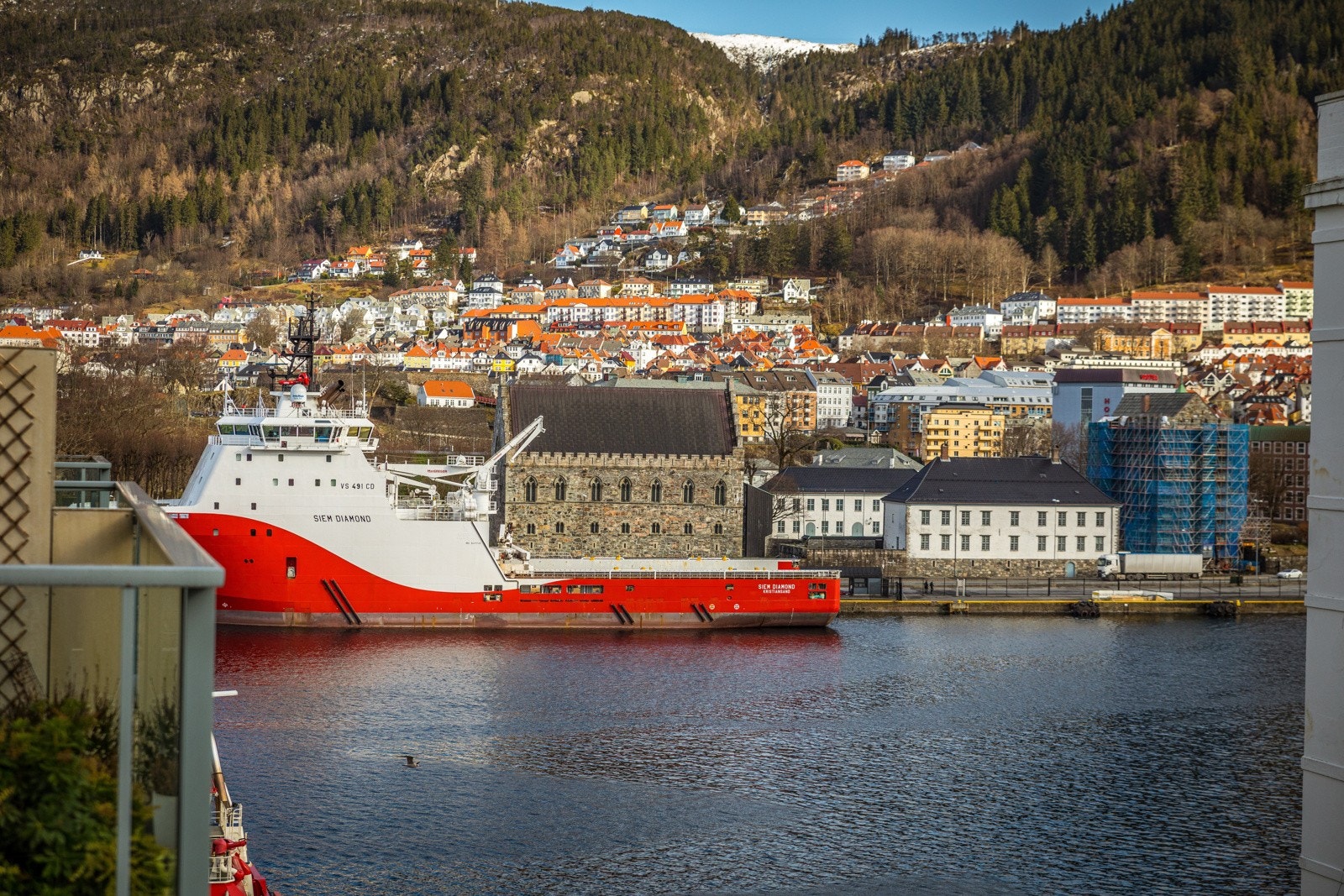 Med zoom mot Bergenhus som er nabo på andre siden av Vågen Galleribilde