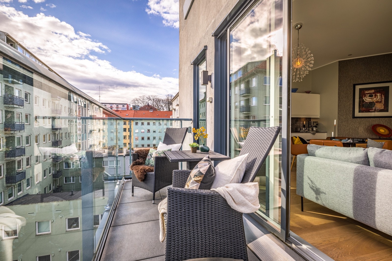 Her får man morgensol og til ut til middagstider. Galleribilde