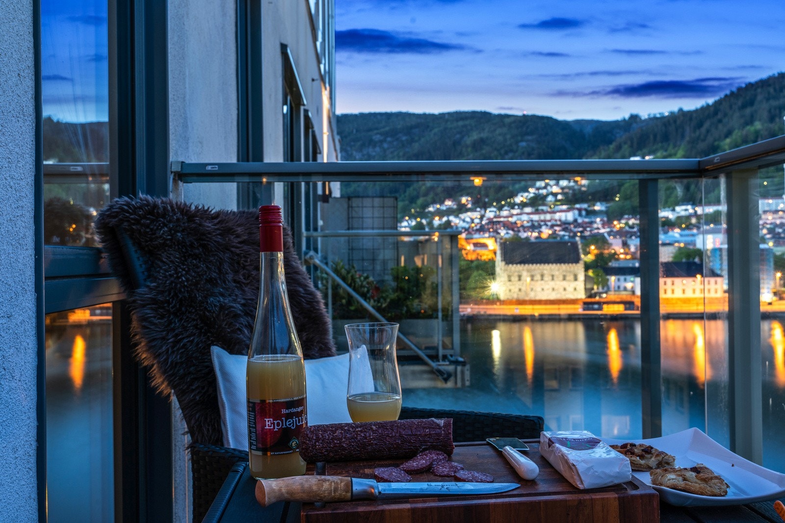 Her kan man trekke seg tilbake å nyte Bergenhus på andre siden av Vågen Galleribilde