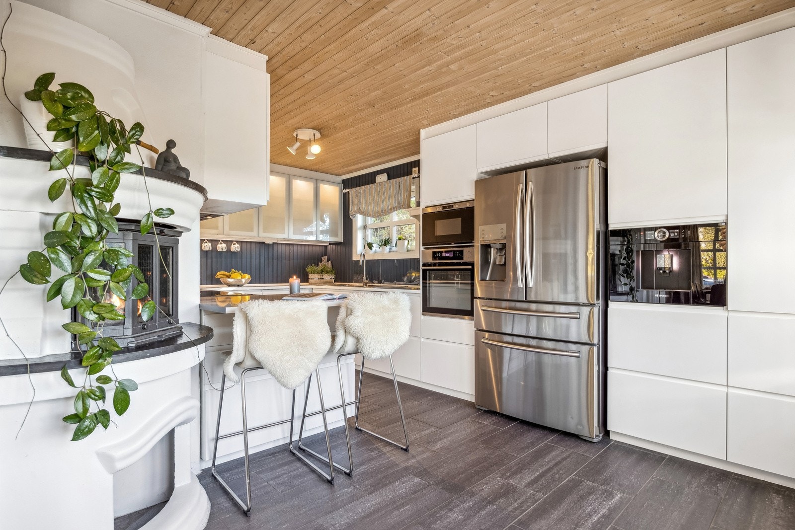 Kjøkkenet er utstyrt med en kjøkkenhalvøy som kan brukes til både matlaging og sosialt samvær. Galleribilde