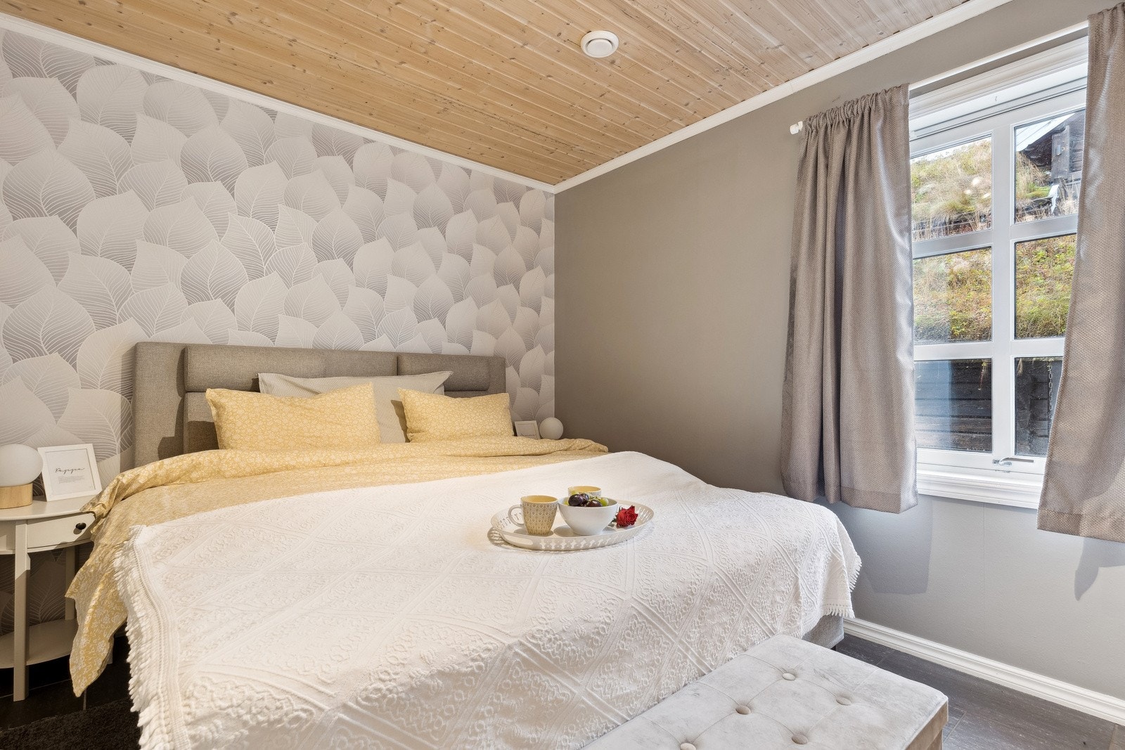 Soverommet i første etasje måler 10 kvm og har god plass til dobbeltseng. Galleribilde