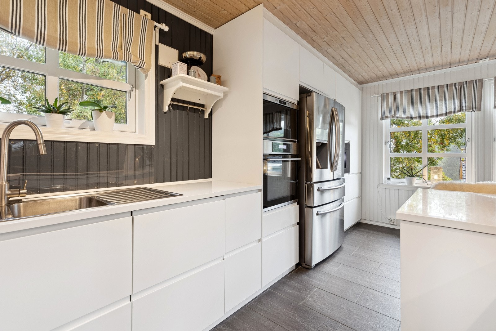 Kjøkkenet oppleves som delikat og ryddig. Galleribilde