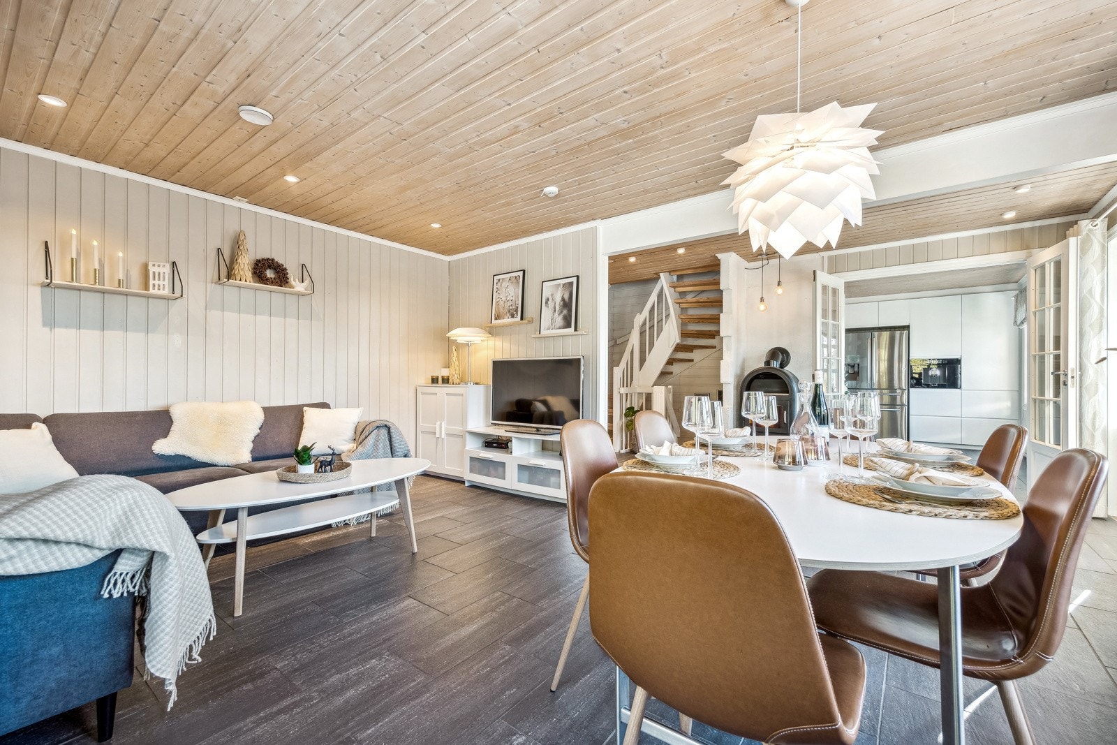 Stuen er naturlig inndelt i flere soner, og åpner dermed opp for å innrede med spisestuegruppe utenfor kjøkkenet. Galleribilde