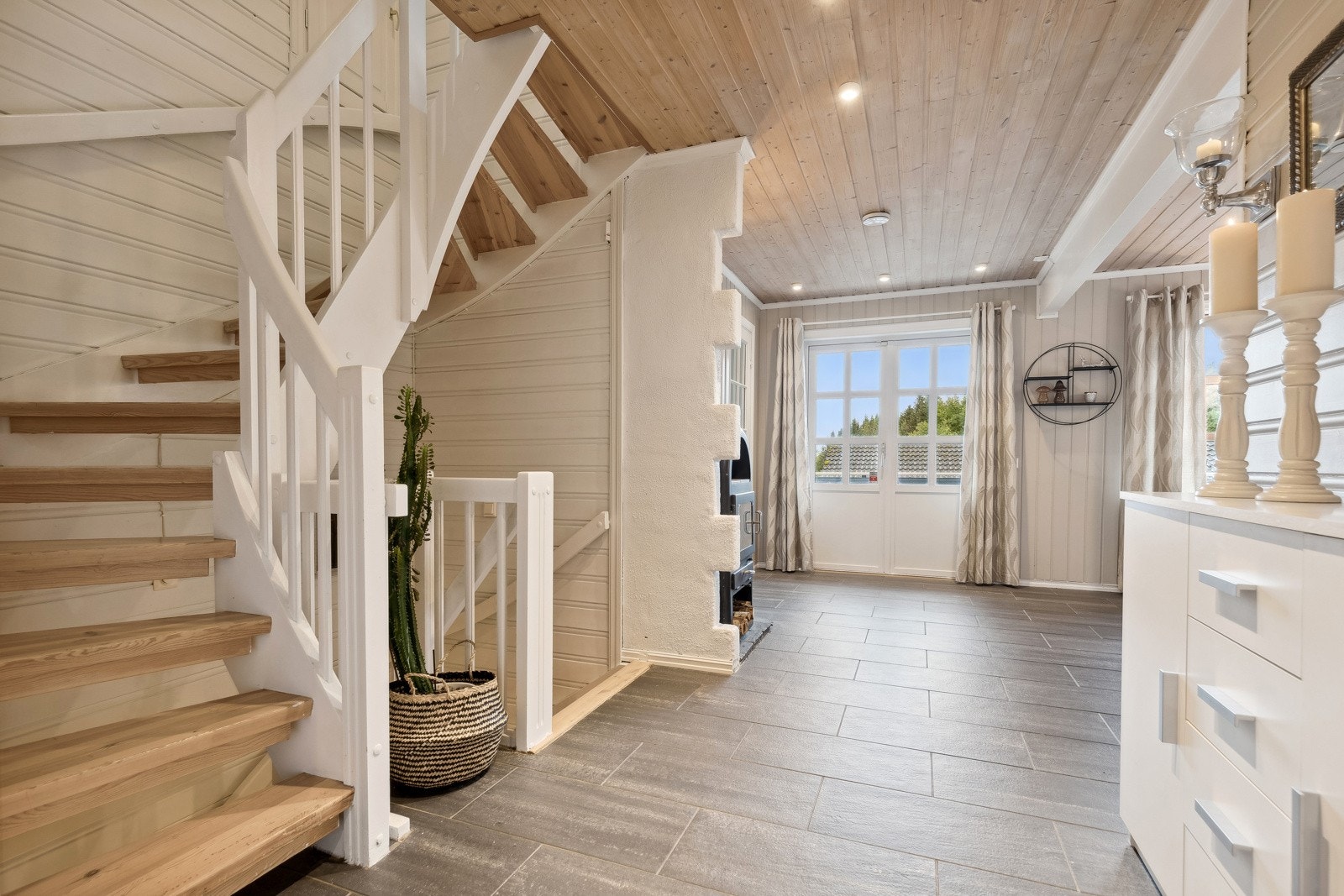 Boligens gang oppleves som romslig og åpen med plass for oppbevaring. Galleribilde