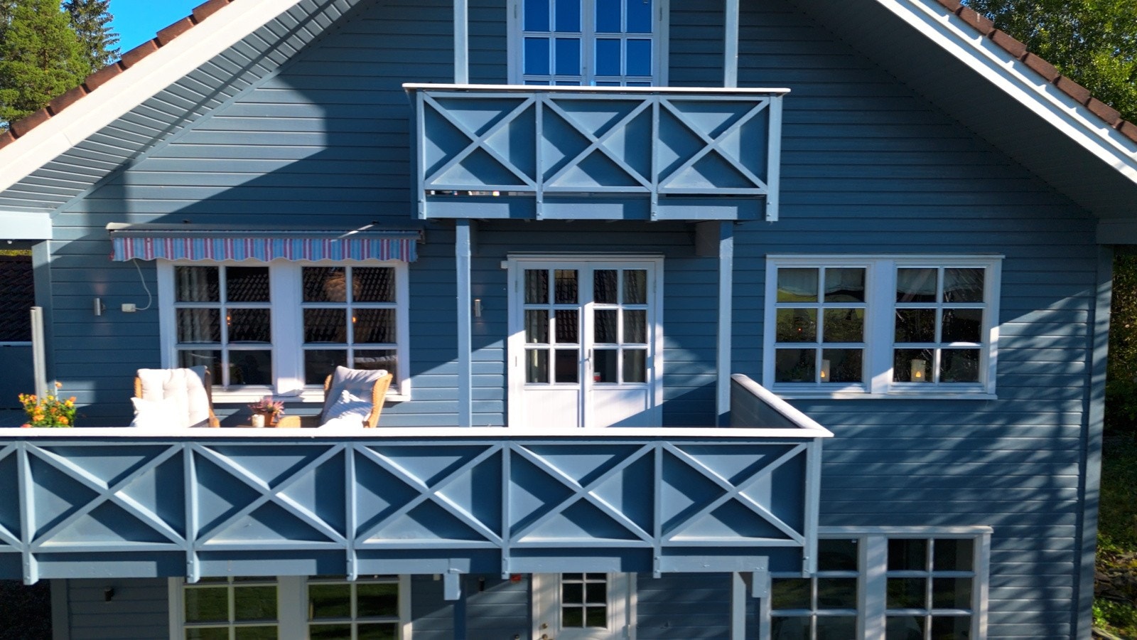 Ut fra stuen kommer man ut til en terrasse som måler 35 kvm. Galleribilde