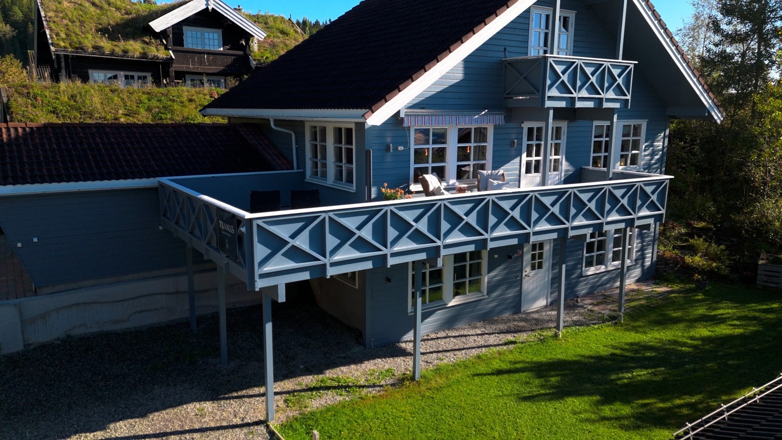 Terrassen strekker seg til flere sider av boligen. Galleribilde