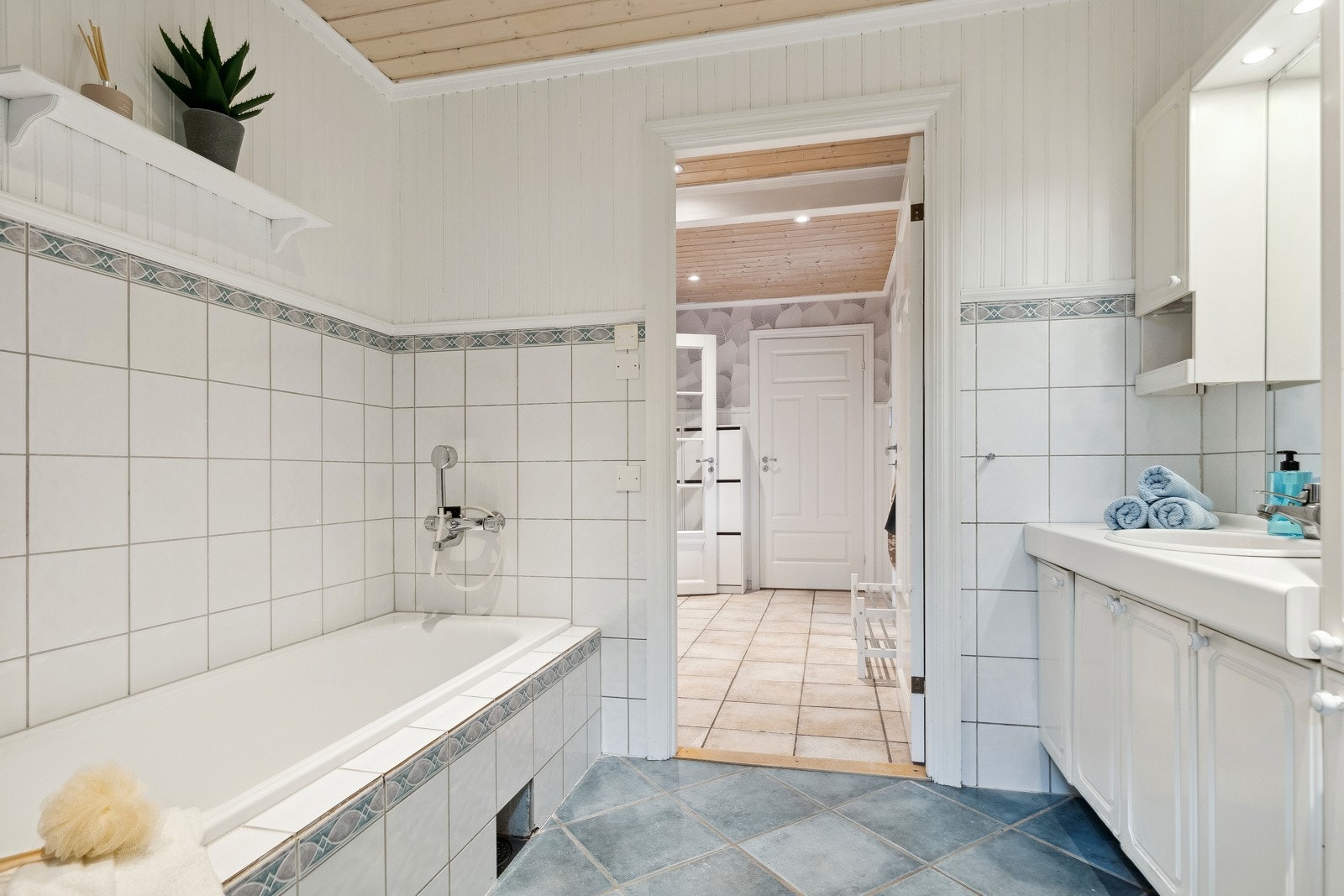 Badet har flislagt gulv med gulvvarme. Galleribilde