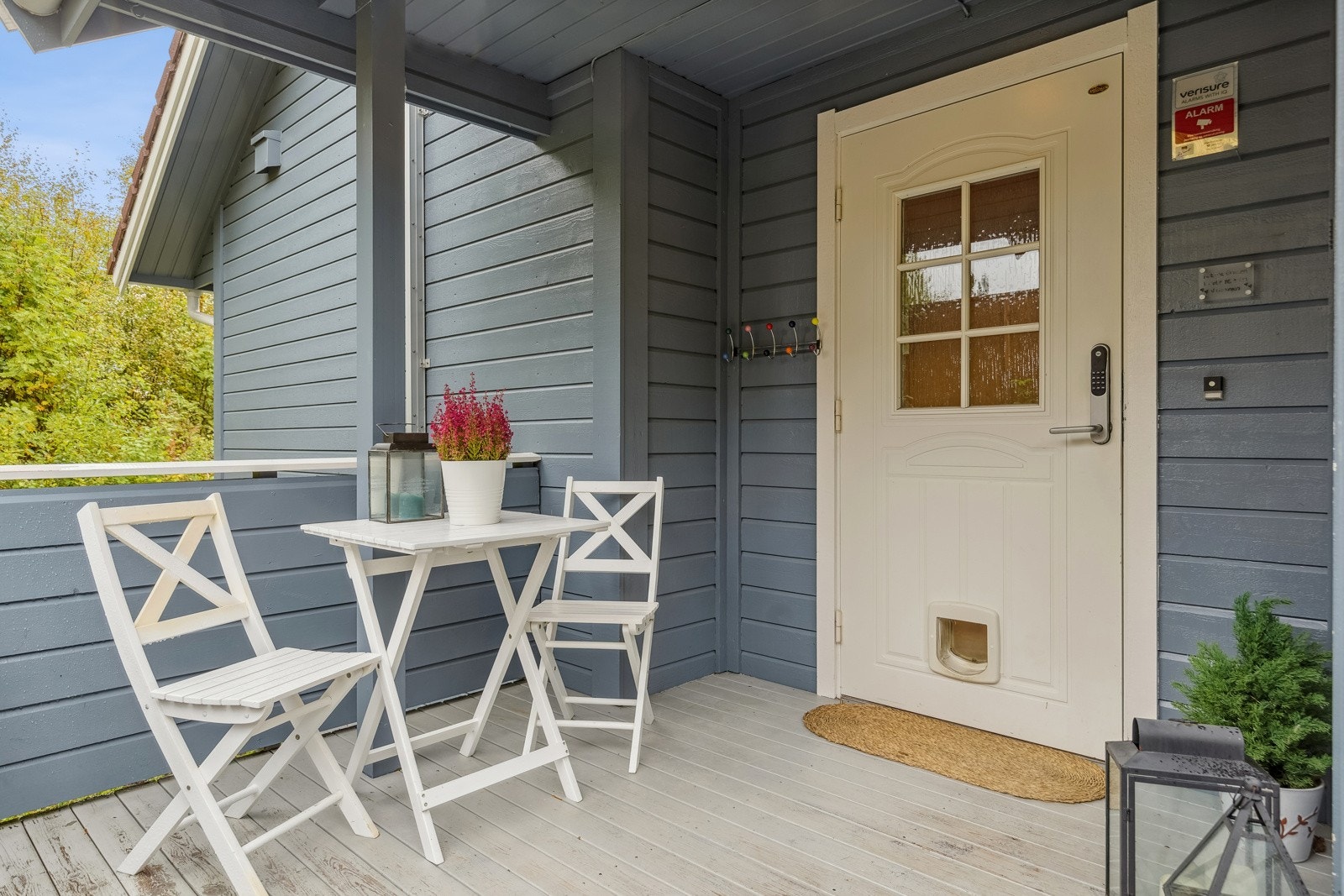 Boligens hoveddel har et trivelig inngangsparti med mulighet for dekorasjoner og møblement. Galleribilde