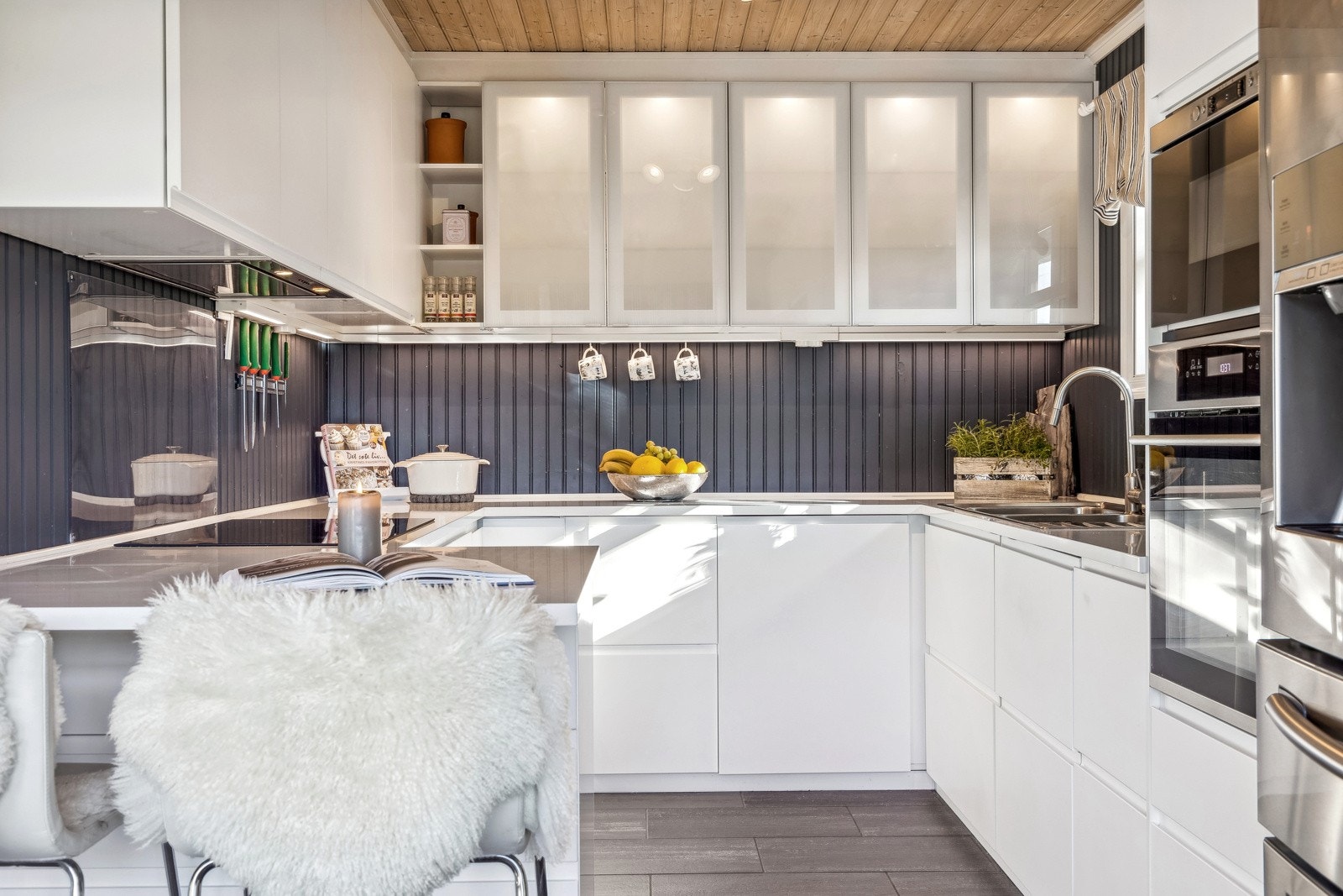 Kjøkkenet er godt utbygget med skap, skuff og benkeplass. Galleribilde