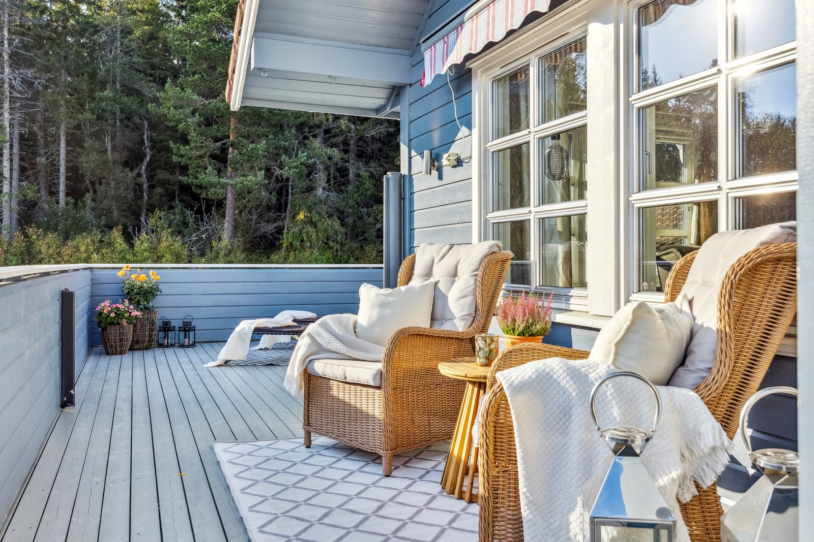 Her kan man enkelt møblere etter behov. Uteplassen er fin forlengelse av boligen i varme sommer dager. Galleribilde