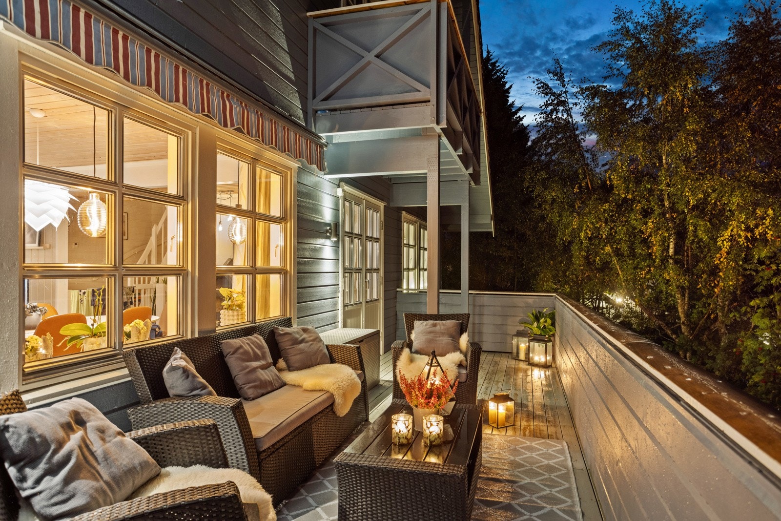 På sommerstid blir terrassen en naturlig forlengelse av stuen. Galleribilde