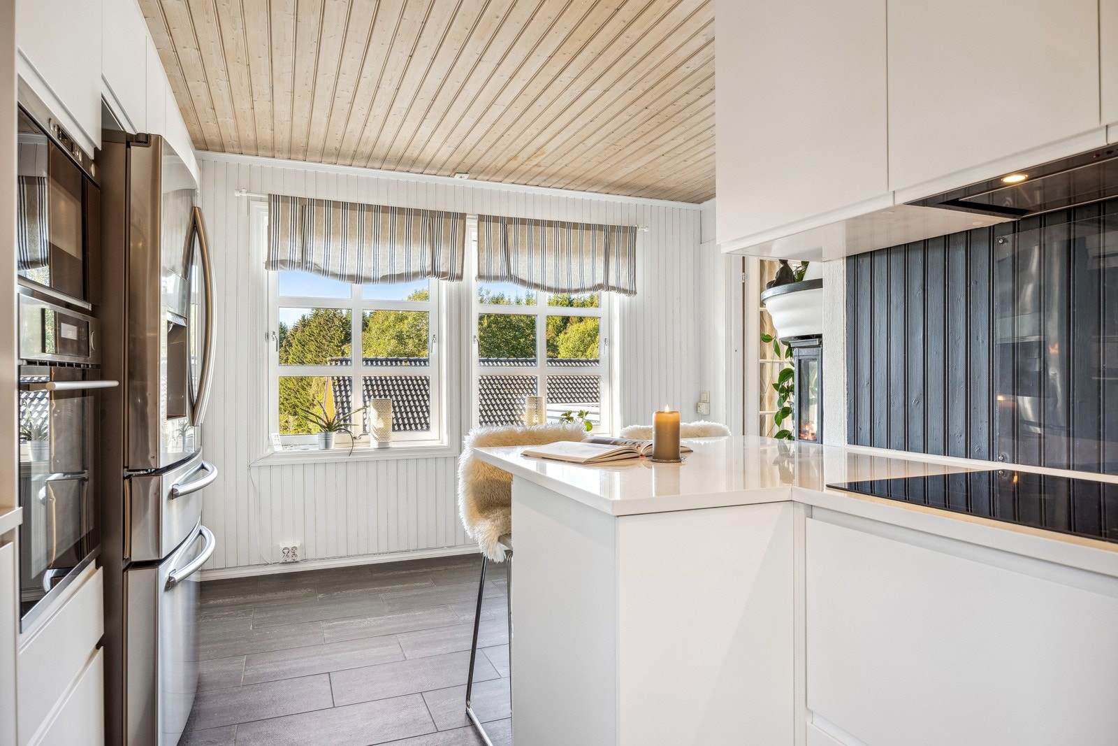 Kjøkkenet er utstyrt med integrerte hvitevarer som stekeovn, platetopp, oppvaskmaskin, mikrobølgeovn og kaffemaskin. Galleribilde