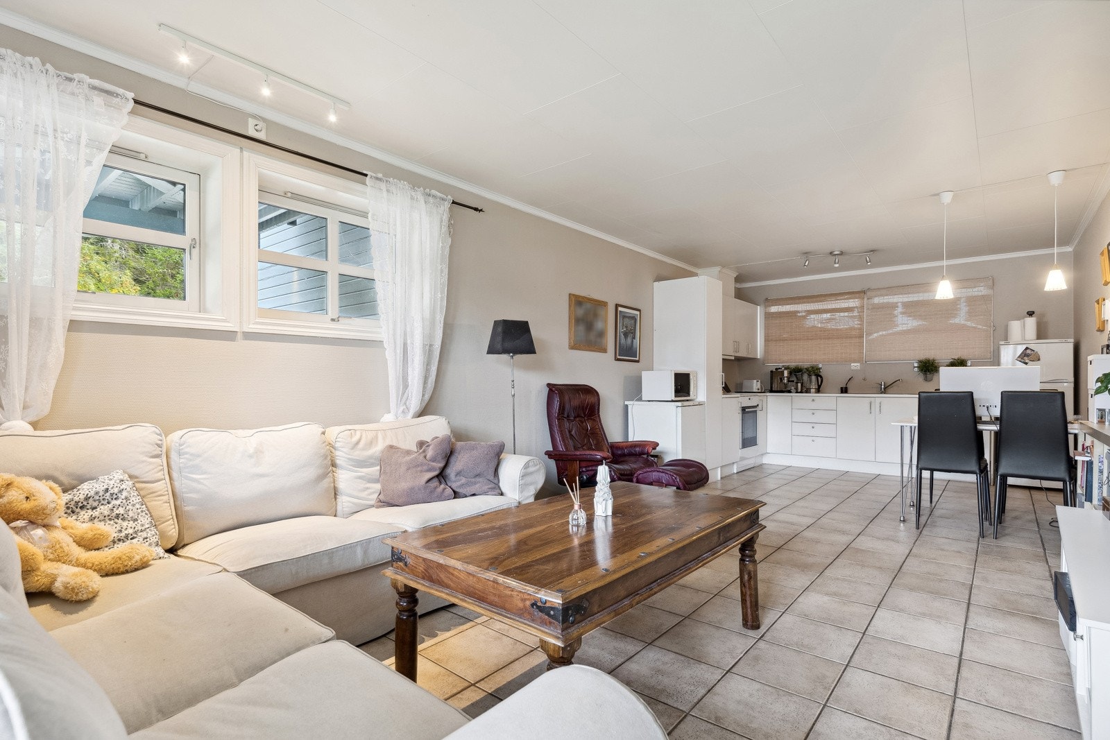 Utleiedelen har en åpen stue/kjøkken løsning som måler 28 kvm. Galleribilde