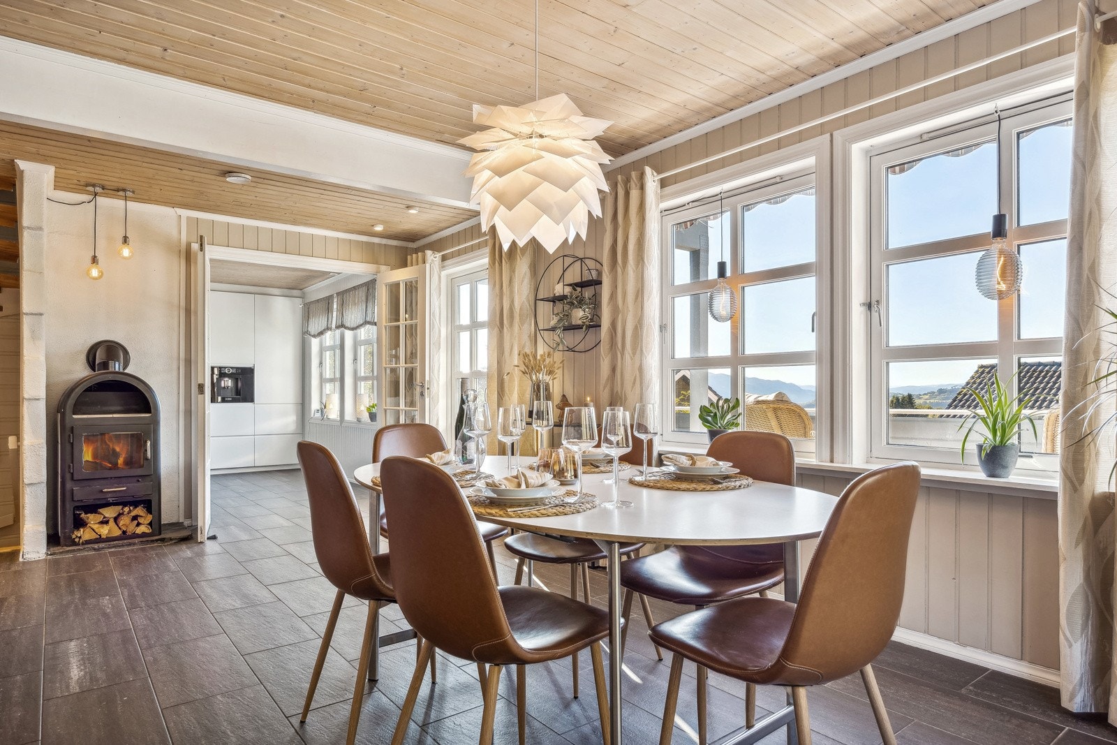 Her kan man innrede med sofagruppe og spisestue - uten at det føles rotete. Galleribilde