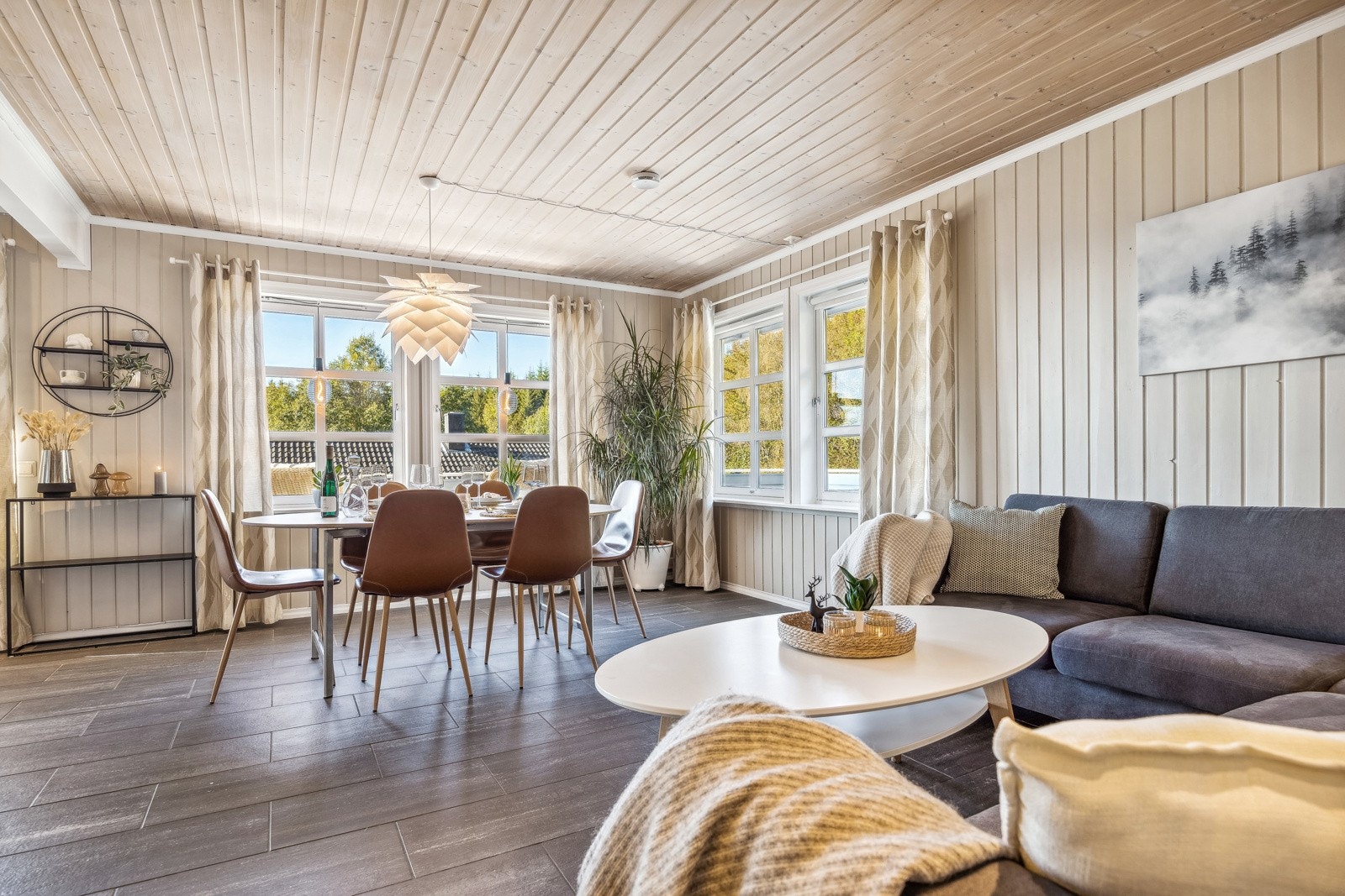 Det er åpen stue/kjøkken løsning som måler til sammen 50 kvm. Stuen byr på god møbleringsfrihet. Galleribilde