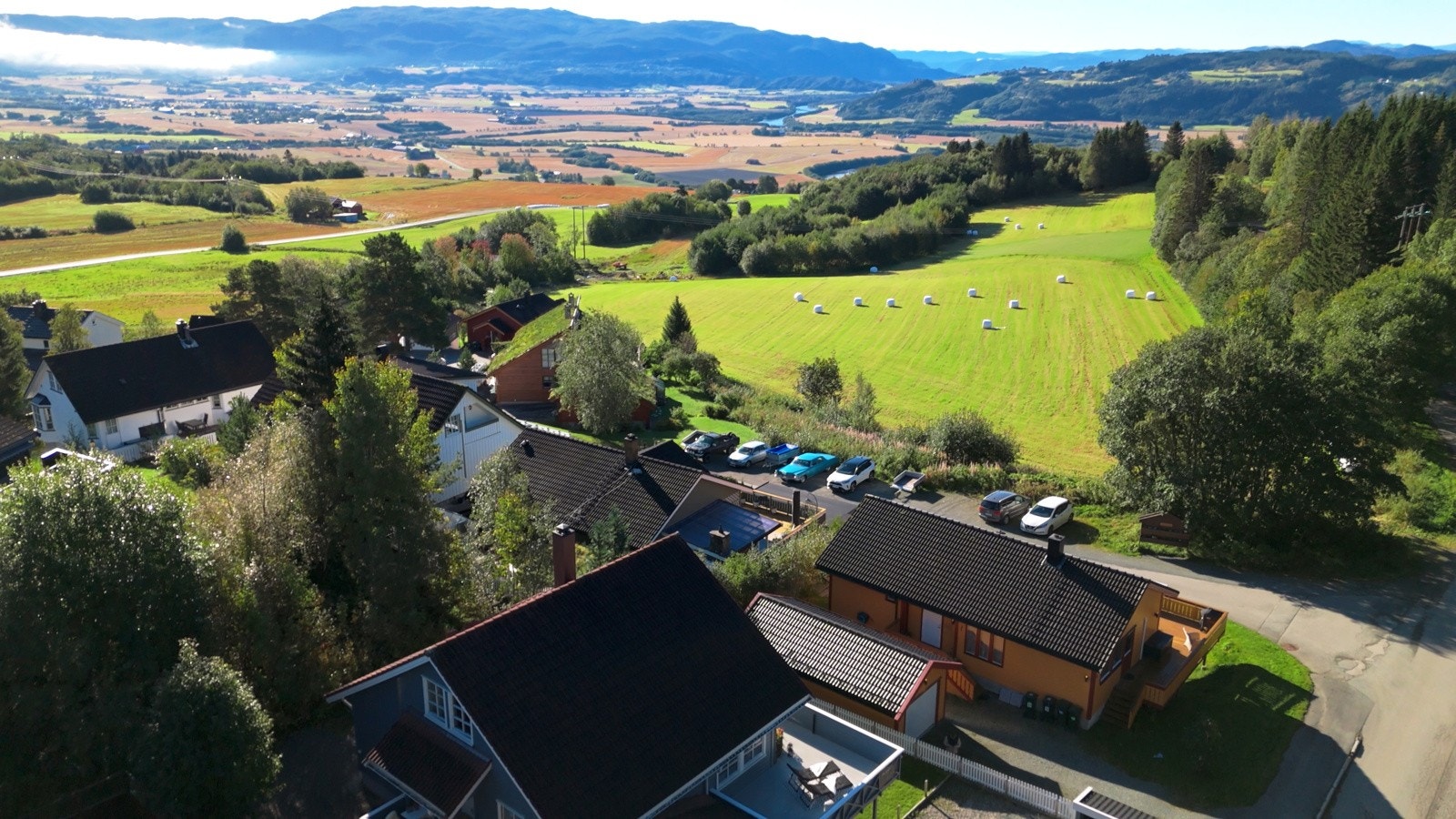 Boligen ligger fint plassert i rolige og naturskjønne omgivelser. Galleribilde