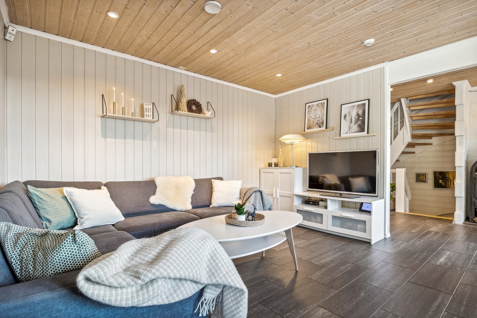 Velkommen inn - en innholdsrik enebolig over tre plan. Galleribilde