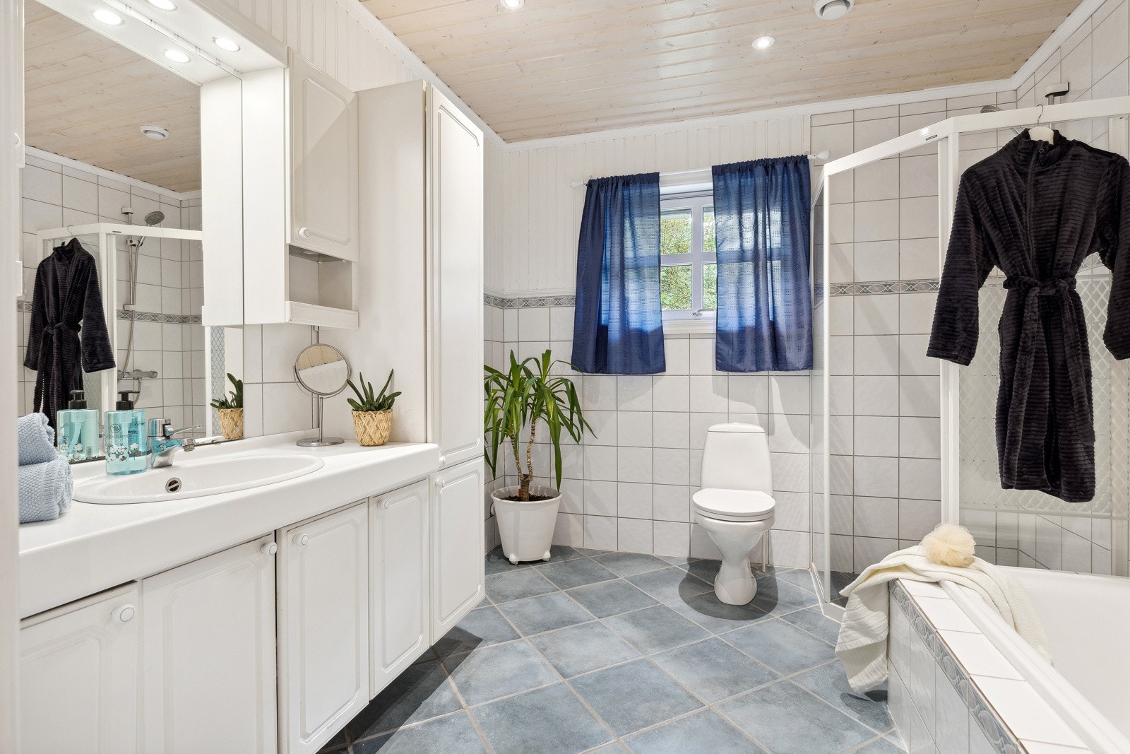 Badet måler 8 kvm, og er innredet med tidsløse farger. Galleribilde