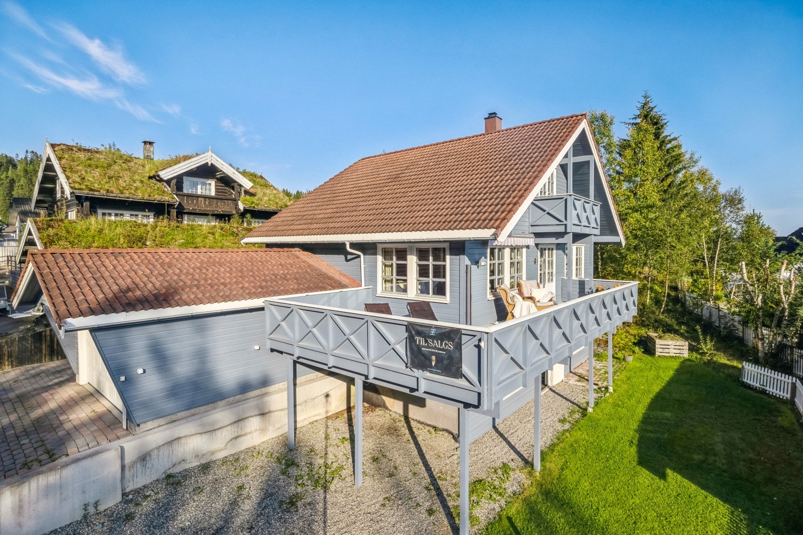 Her har man plass til flere biler både i garasje og på gårdsplassen. Galleribilde