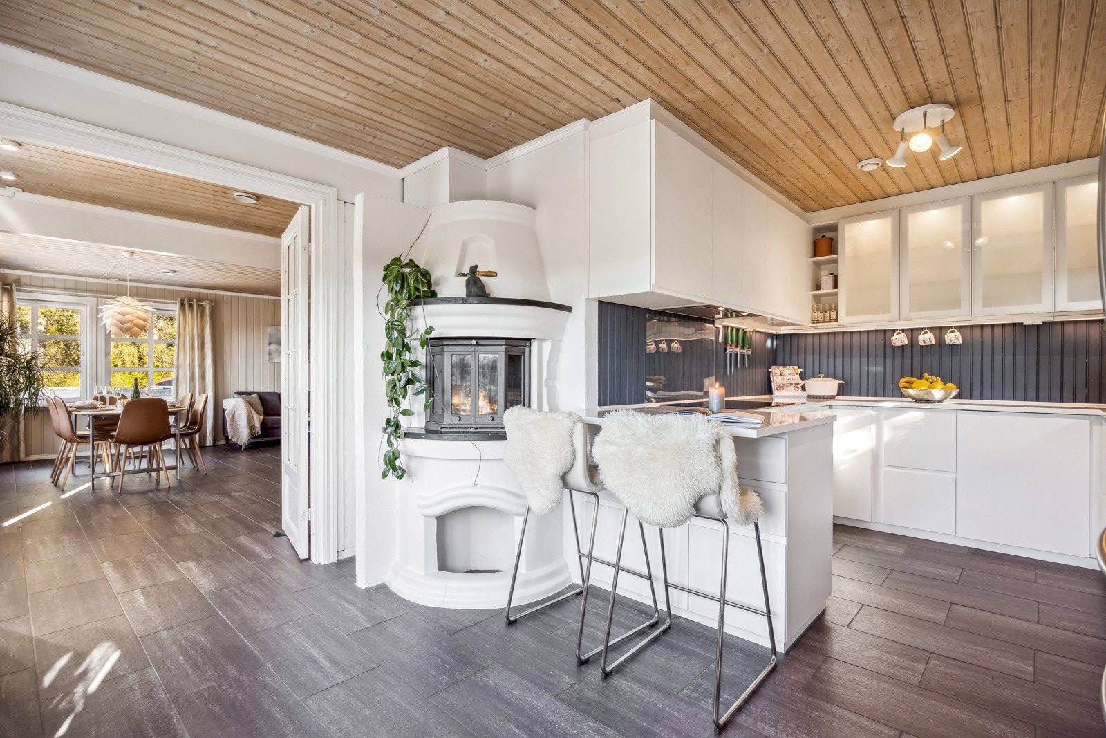 Lekker kjøkkeninnredning fra 2017 med glatte fronter og benkeplate av laminat. Galleribilde