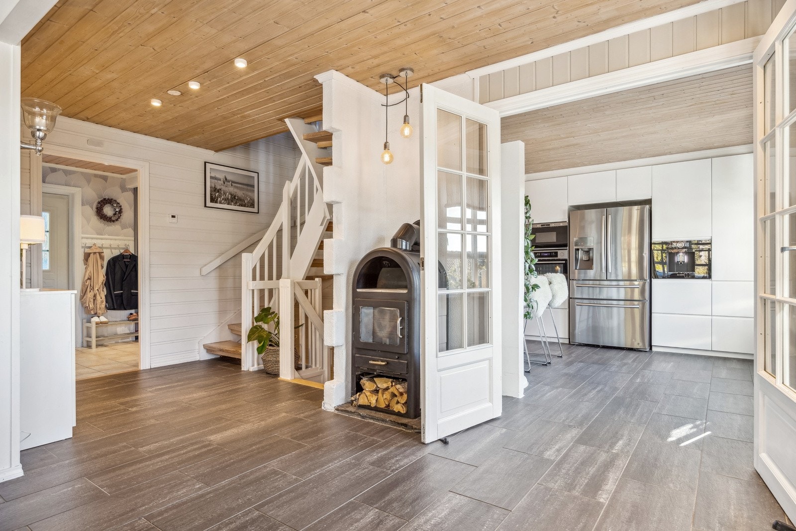 Stuen har også en peis, som er med på å varme opp boligen på kalde dager. Galleribilde