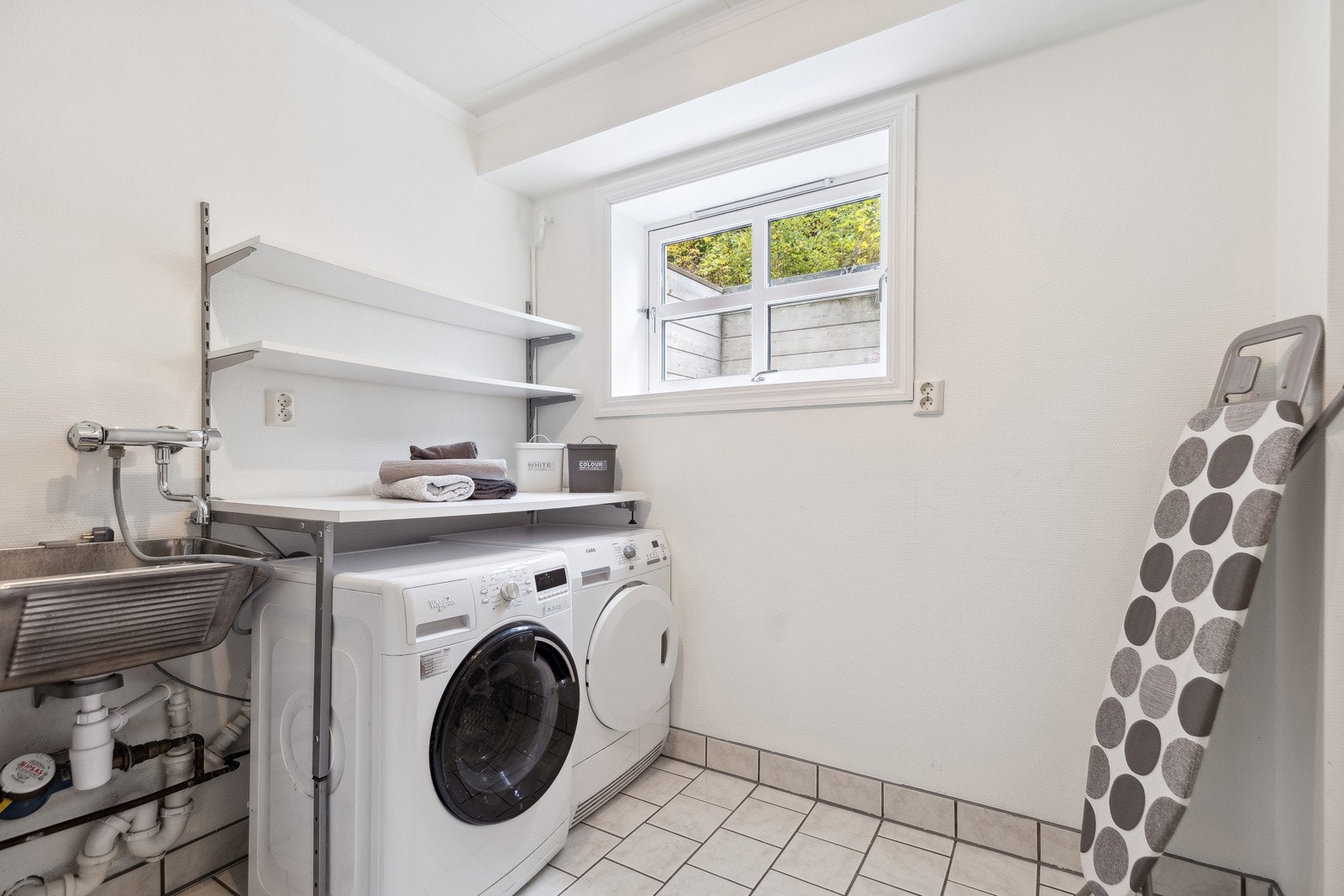 I kjelleren disponerer hoveddelen ett vaskerom og to boder. Galleribilde