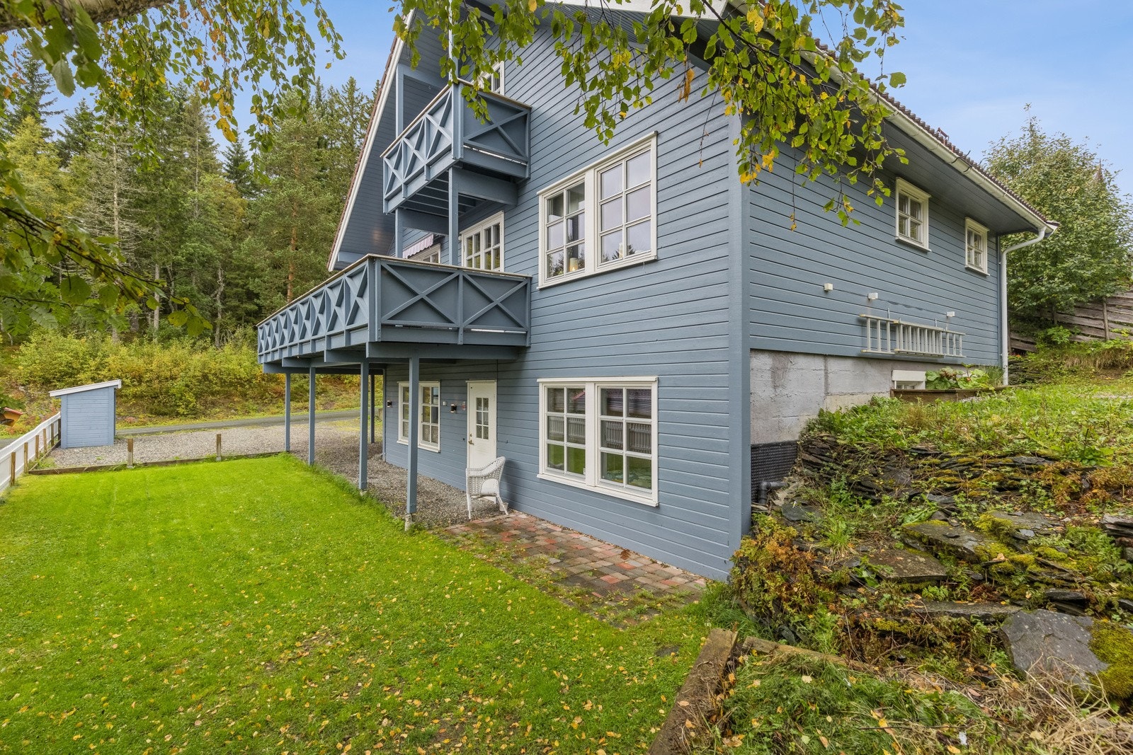 Boligen består av 3. etasjer hvor en av dem har utleiedel. Utleiedelen har egen inngang. Galleribilde