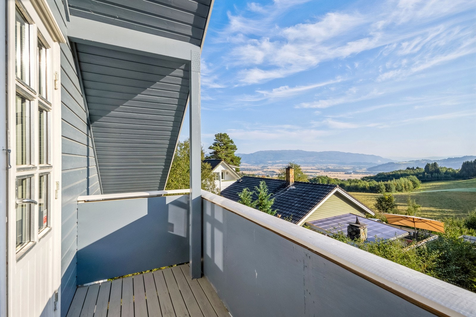 I entréen i loftsetasjen finner man også utgang til en herlig balkong. Galleribilde