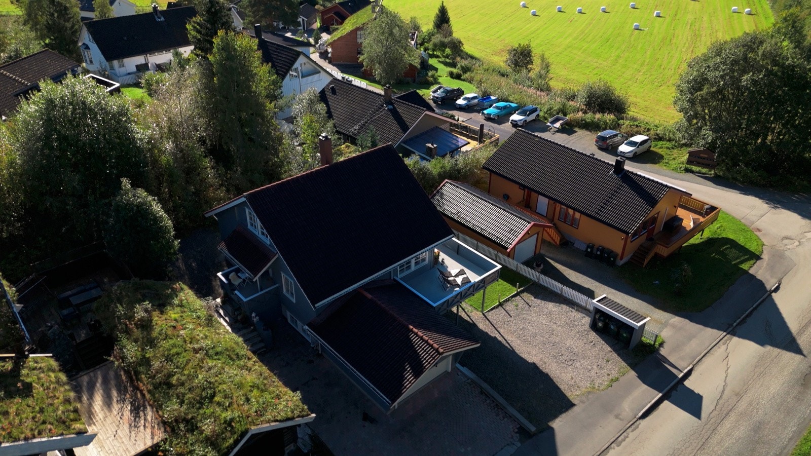 Nabolaget er rolig og familievennlig med kort gangavstand til bussholdeplass. Galleribilde