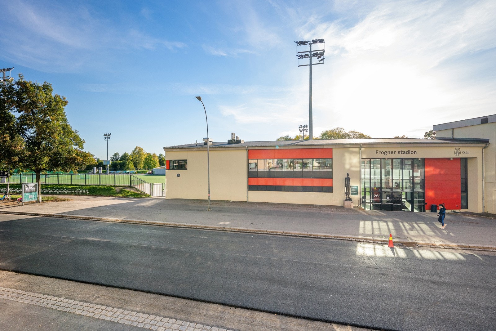 På motsatt side av Middelthuns gate finner du Frognerparken, Frognerbadet og Frogner Stadion. Galleribilde