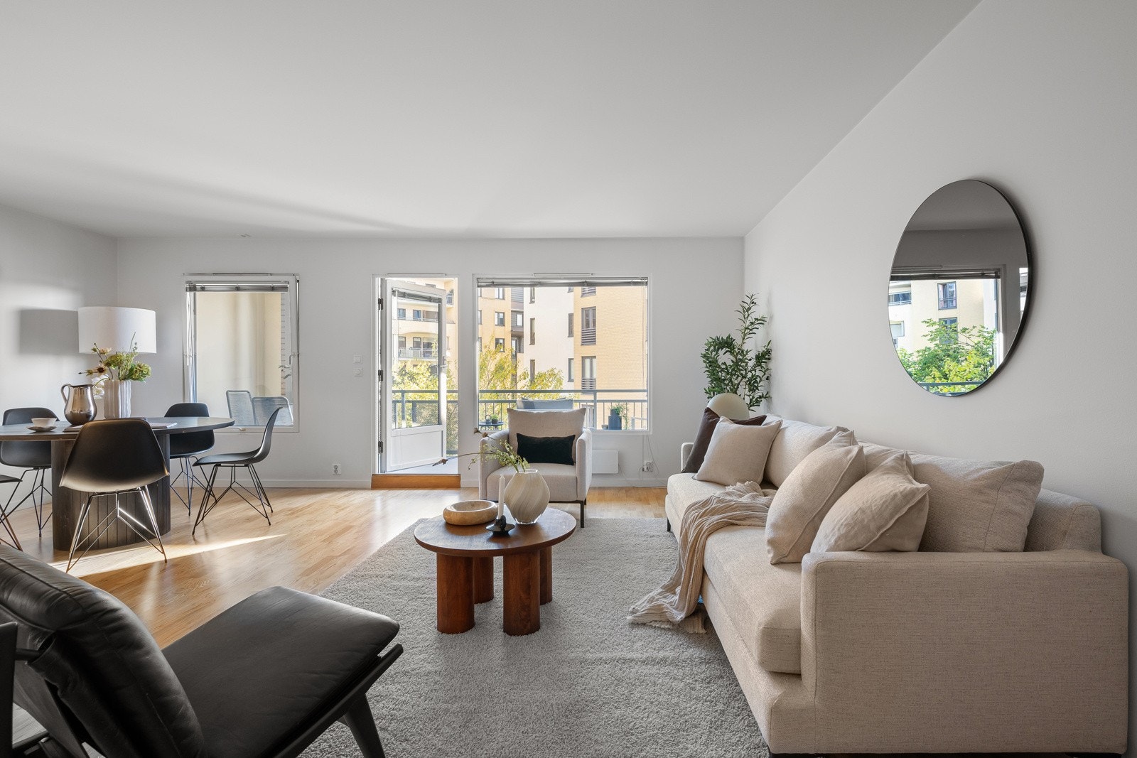 Luftig oppholdsrom med store vindusflater og lysmalte vegger. Galleribilde