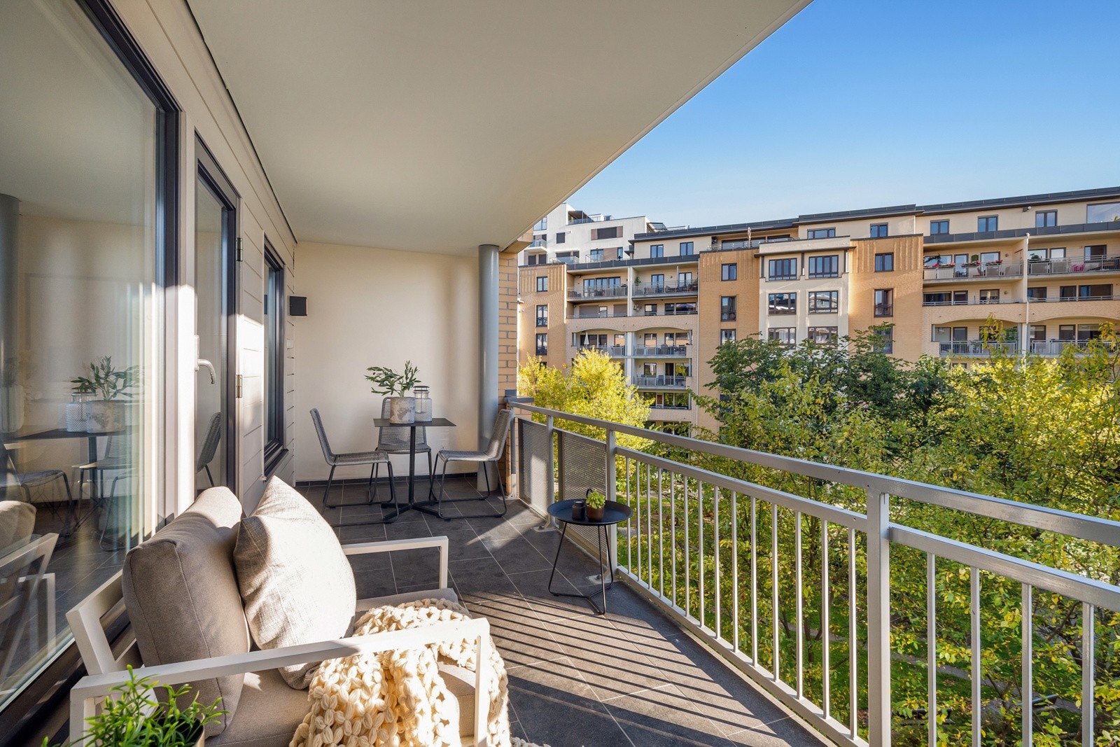 Her er det god plass til sittegrupper, grill og annet utemøblement. Galleribilde